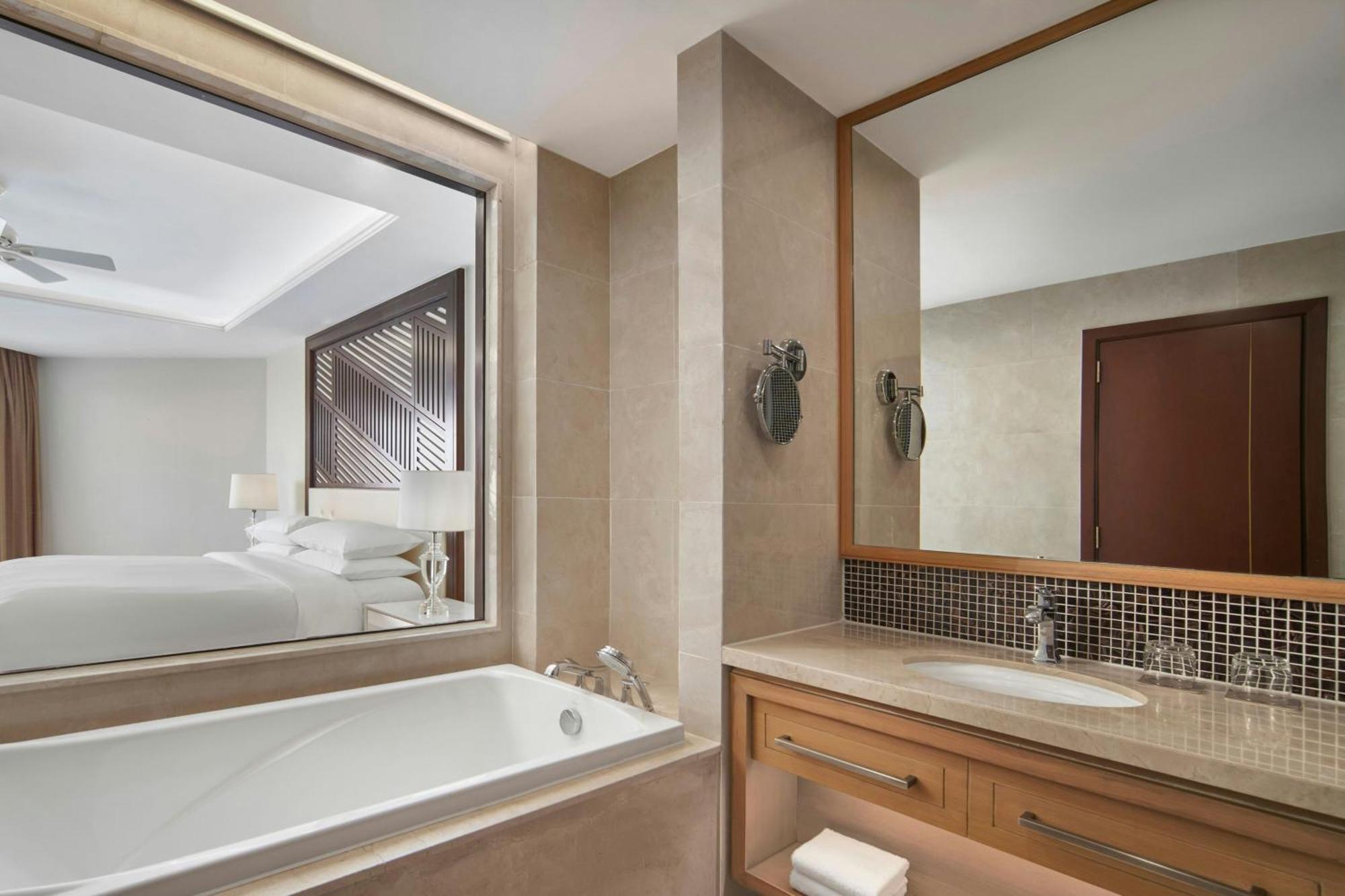 Deluxe King Room Garden View Balcony