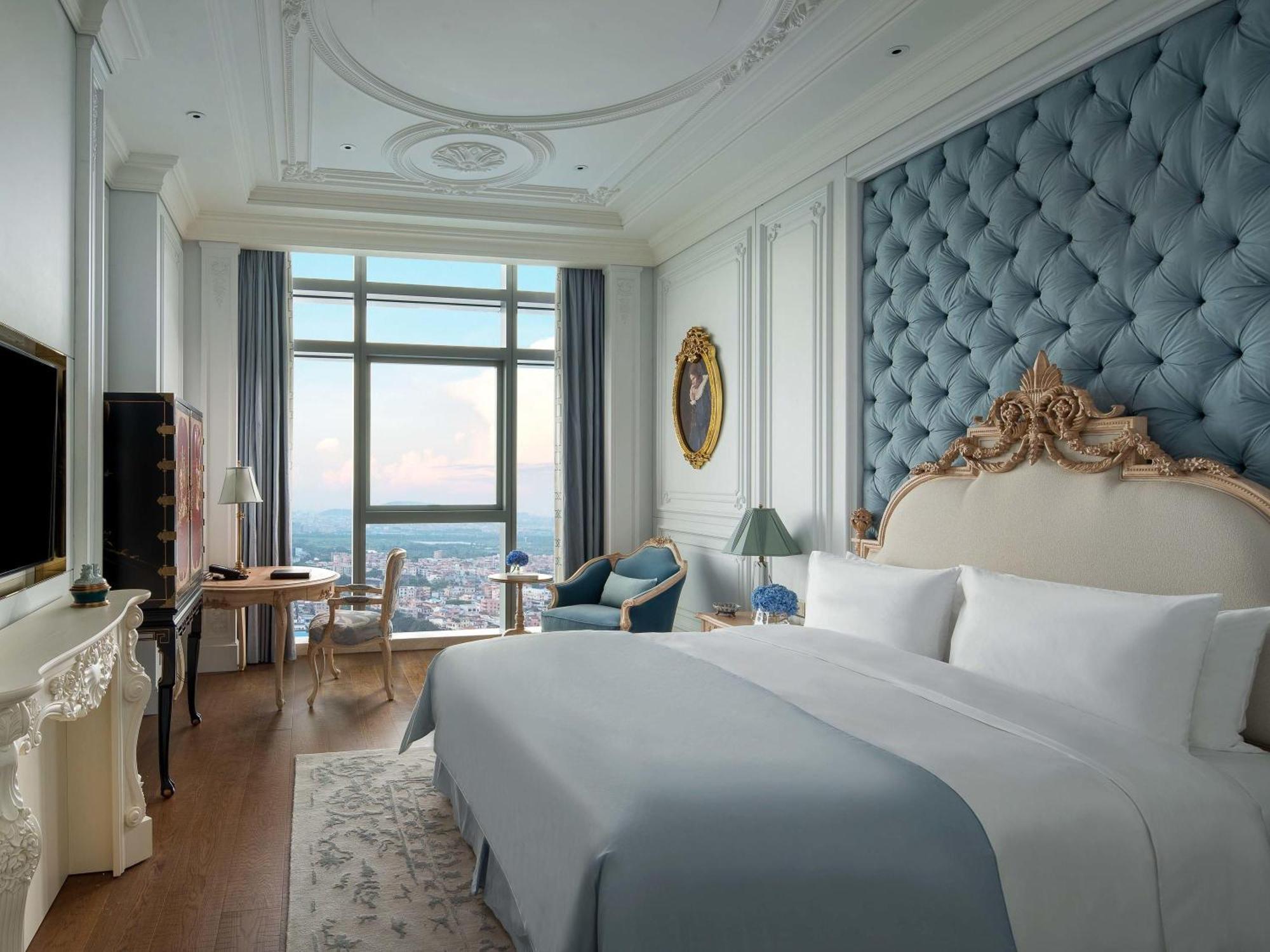 Luxury Room Club Millesime French Style King bed