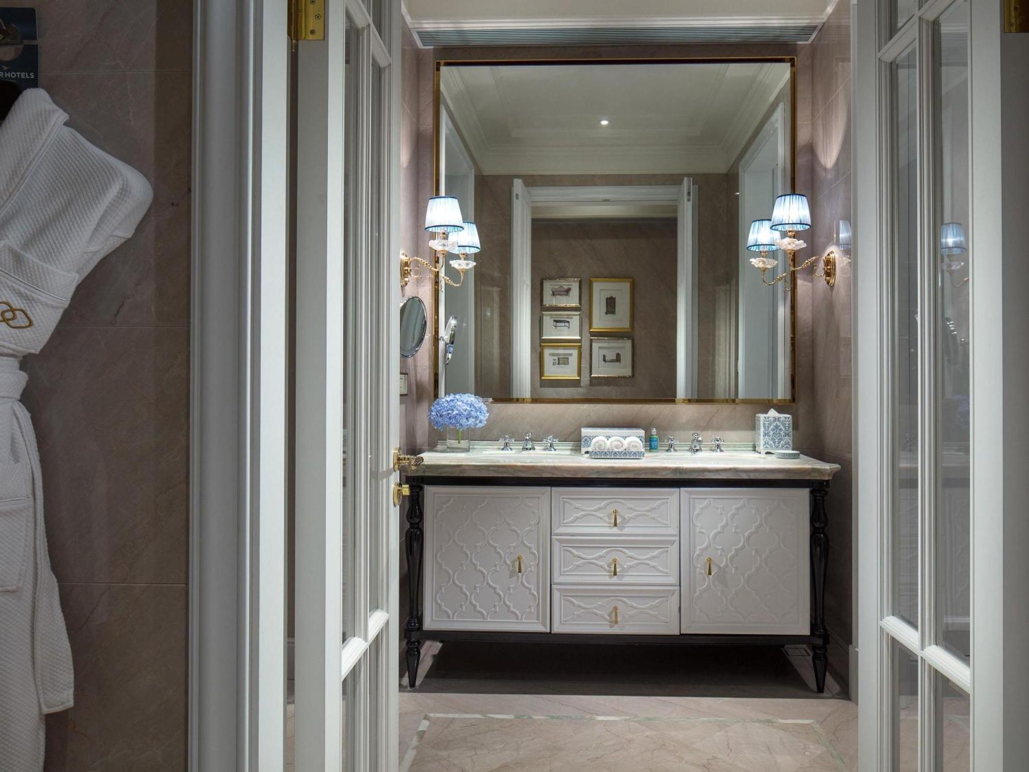 Luxury Room Club Millesime French Style King bed