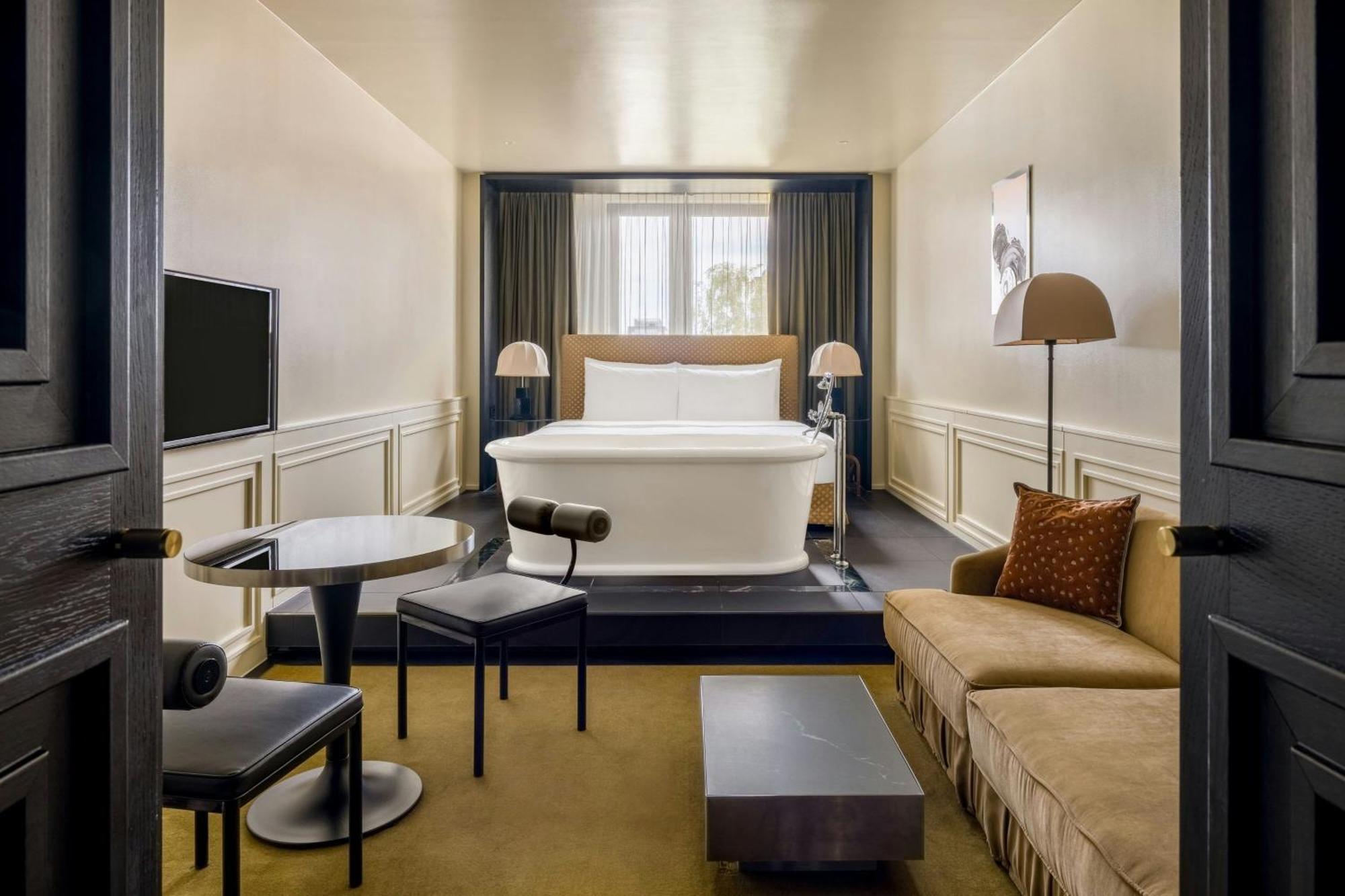 Premium Junior King Suite Tub