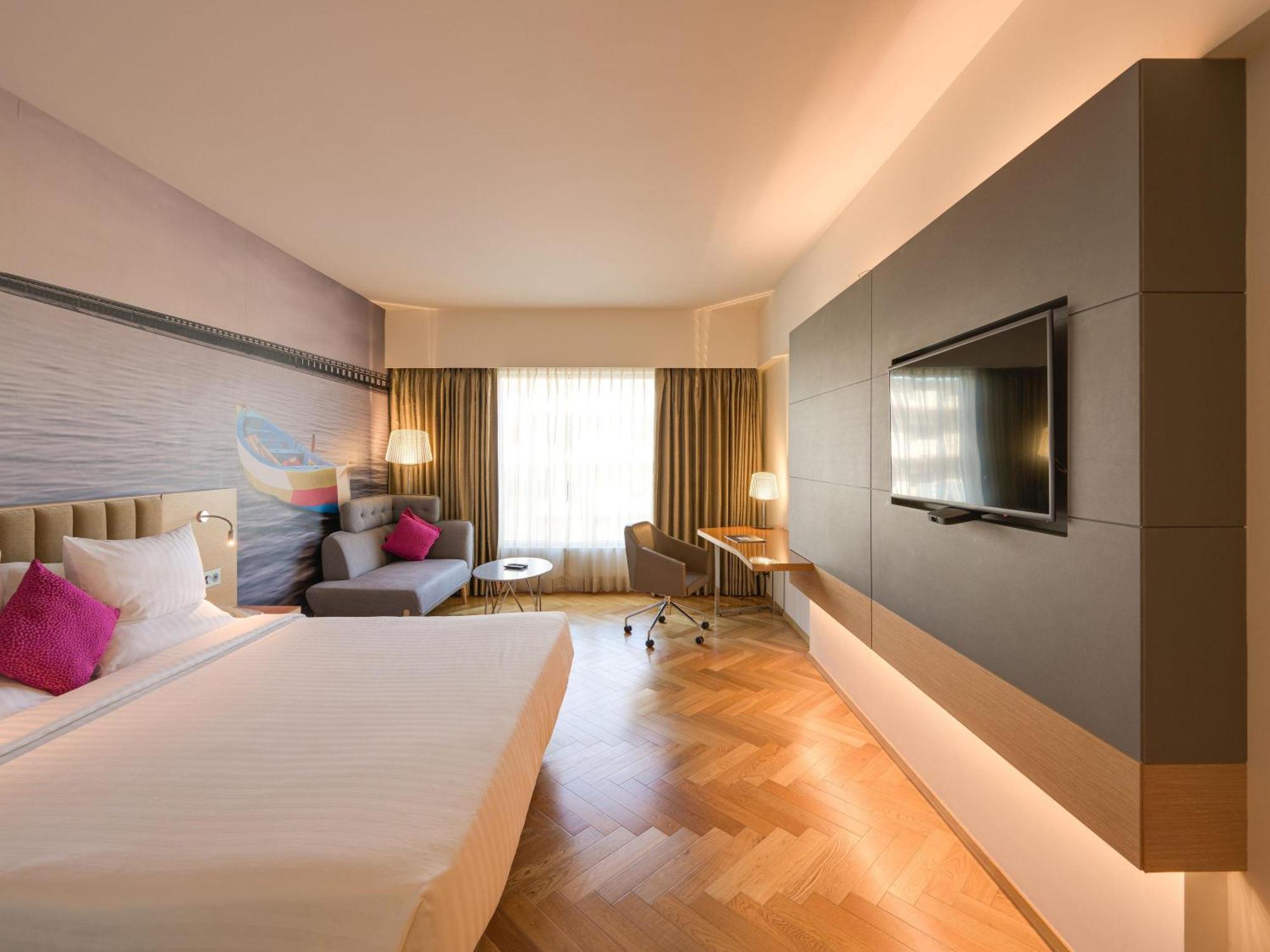 Superior Room Queen Bed