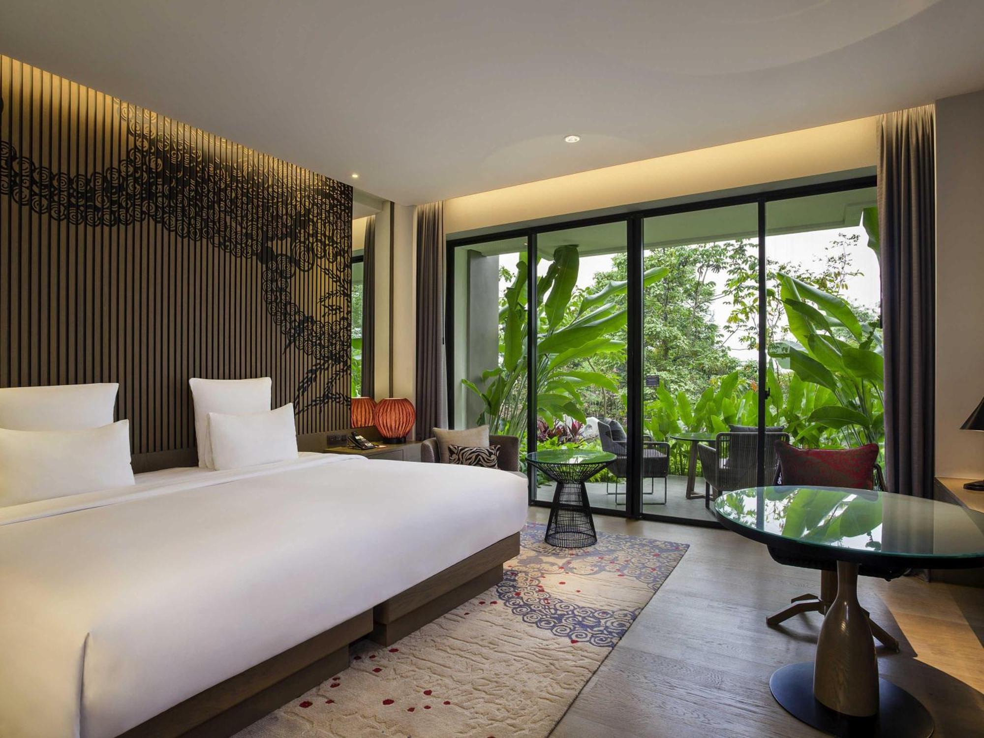Deluxe King Room Garden side