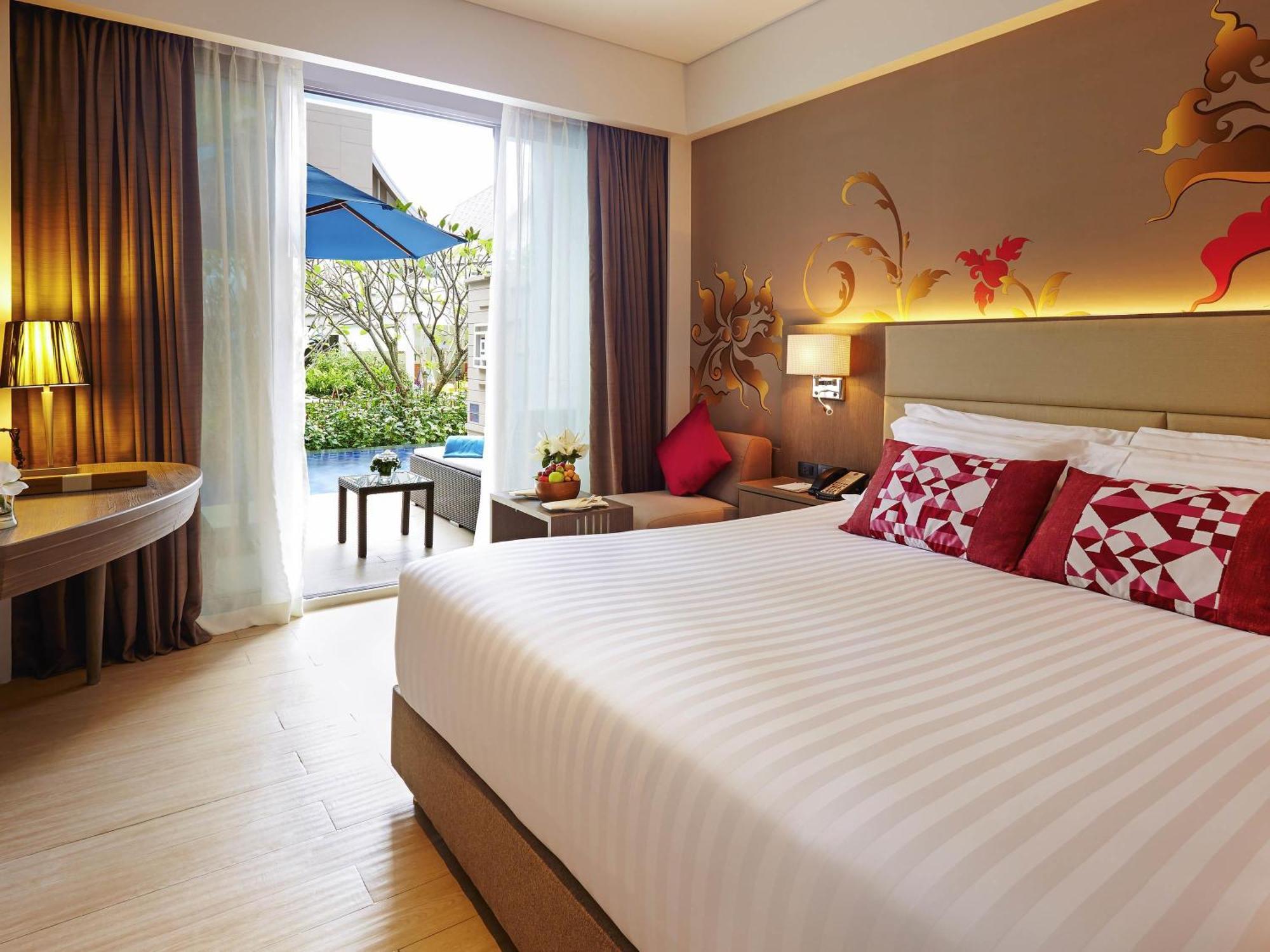 Deluxe King Room Pool Access