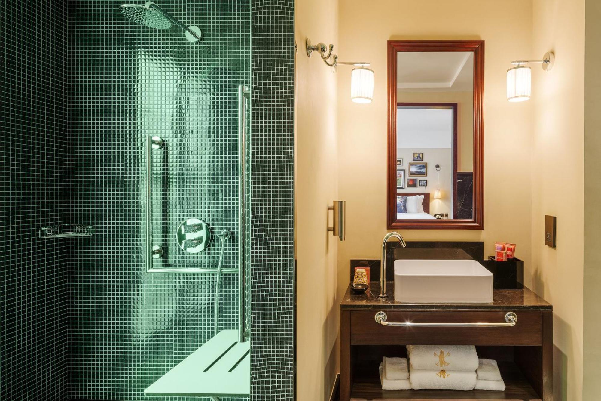 Deluxe Executive Guest Room 1 King Club Lounge Access Complimentary Cocktails & Snacks