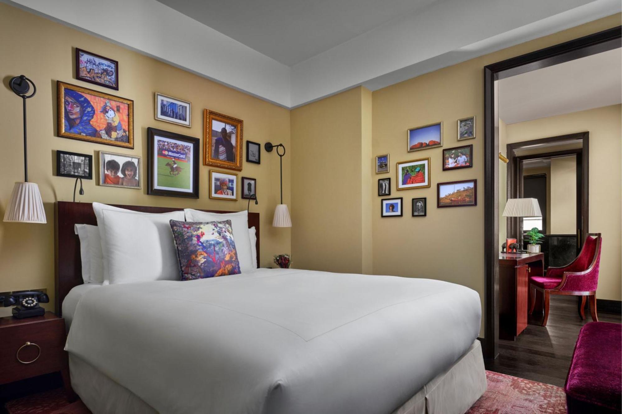 Courtyard Club Room Guest Room 1 King Club Lounge Access Complimentary Cocktails & Snacks