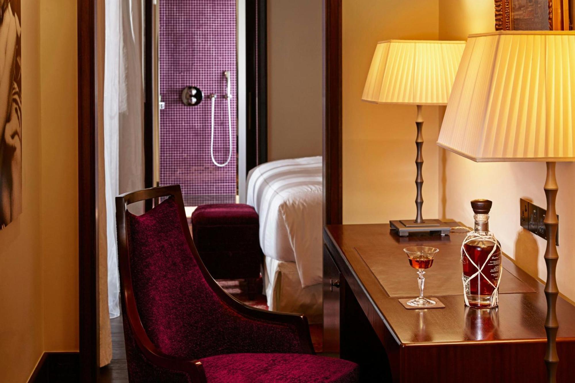 Courtyard Club Room Guest Room 1 King Club Lounge Access Complimentary Cocktails & Snacks