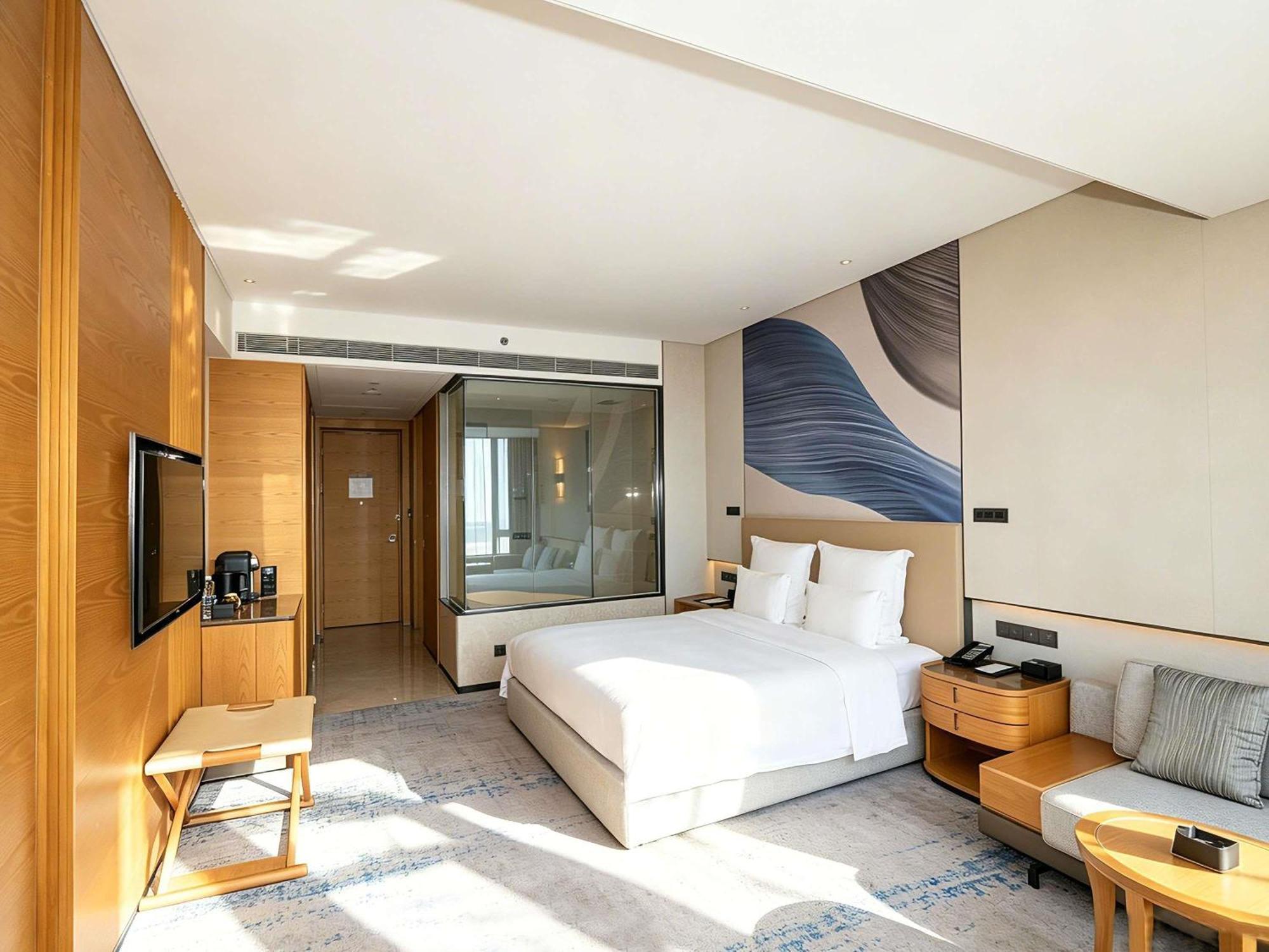 Superior King Room City View