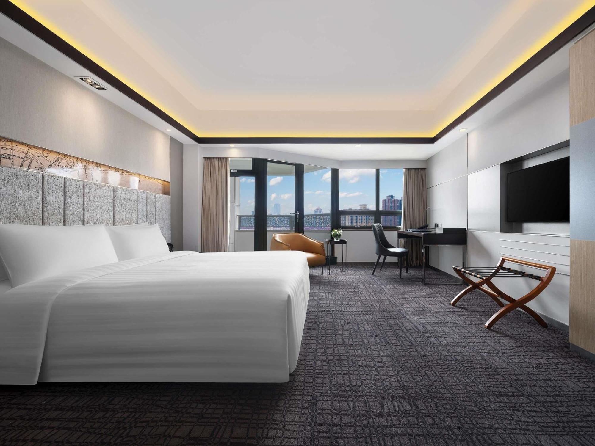 Deluxe King Room City View
