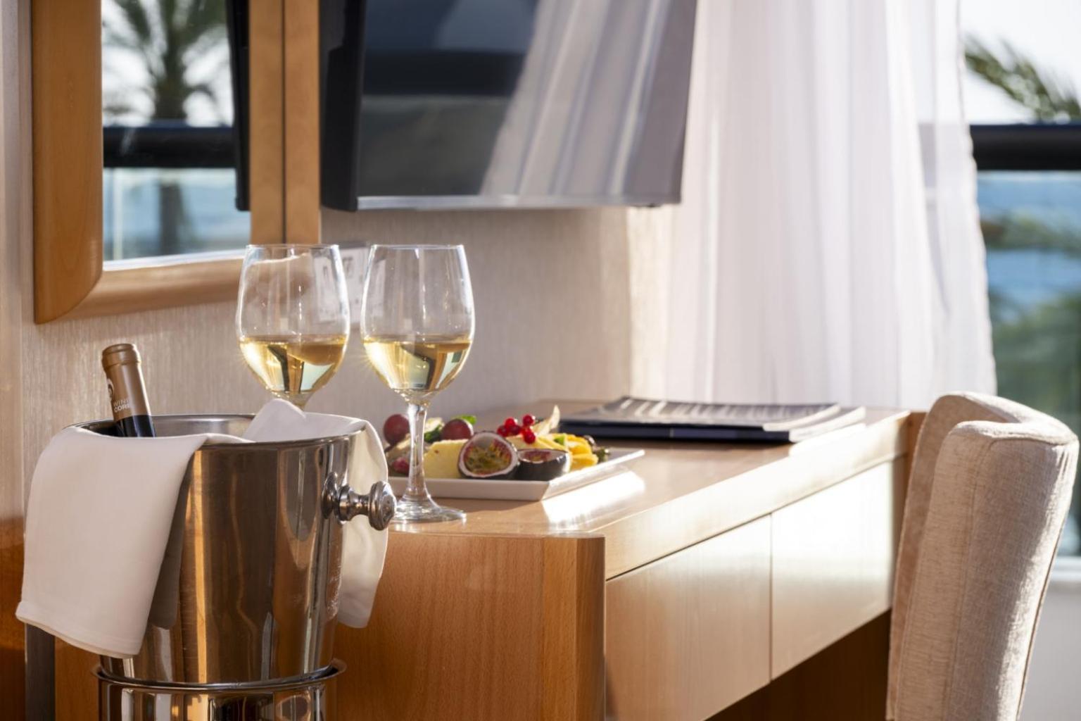 Deluxe Superior One Bedroom Suite Front Sea View