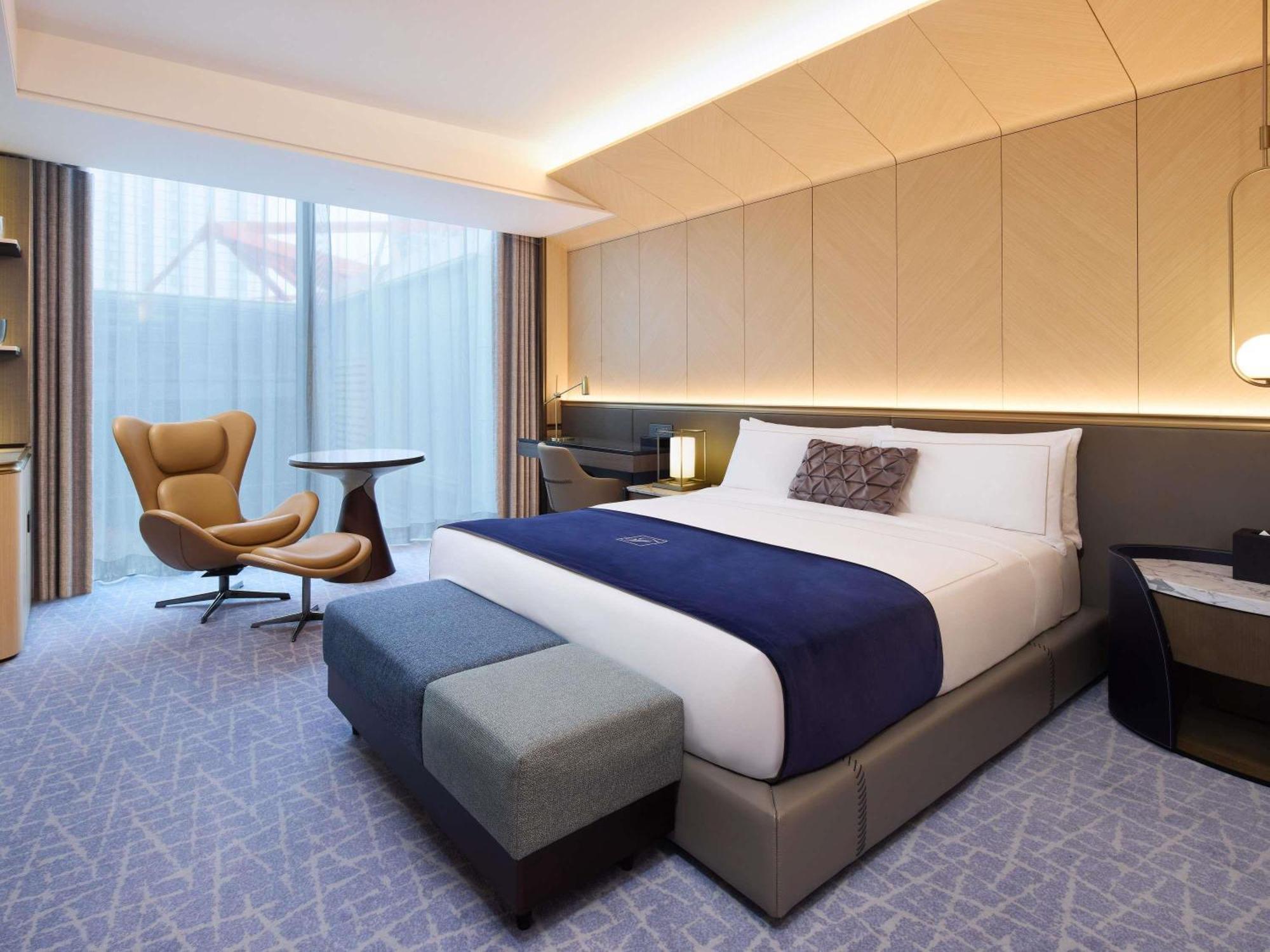 One-Bedroom Signature King Suite
