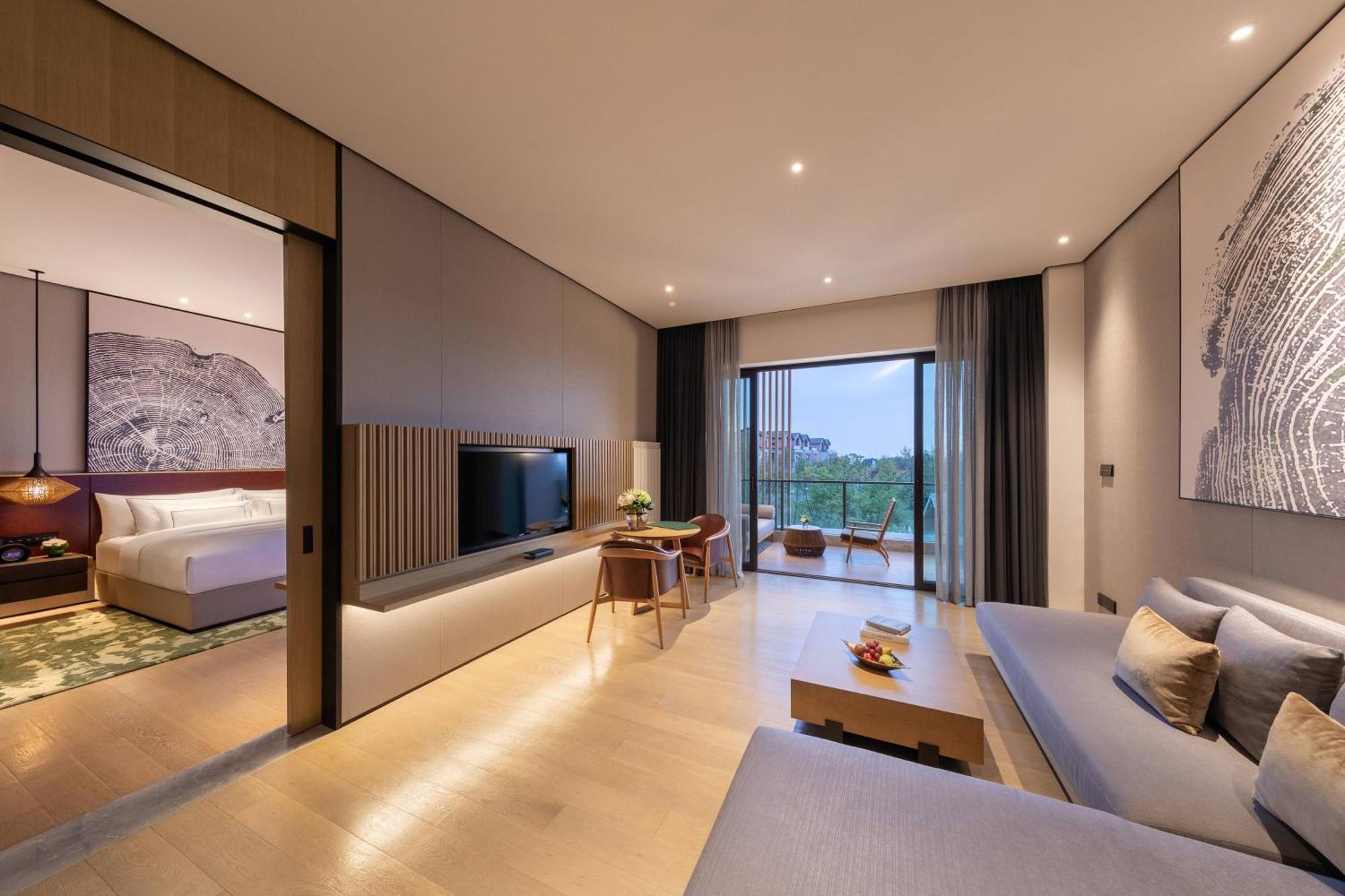 The Level Suite Lake View