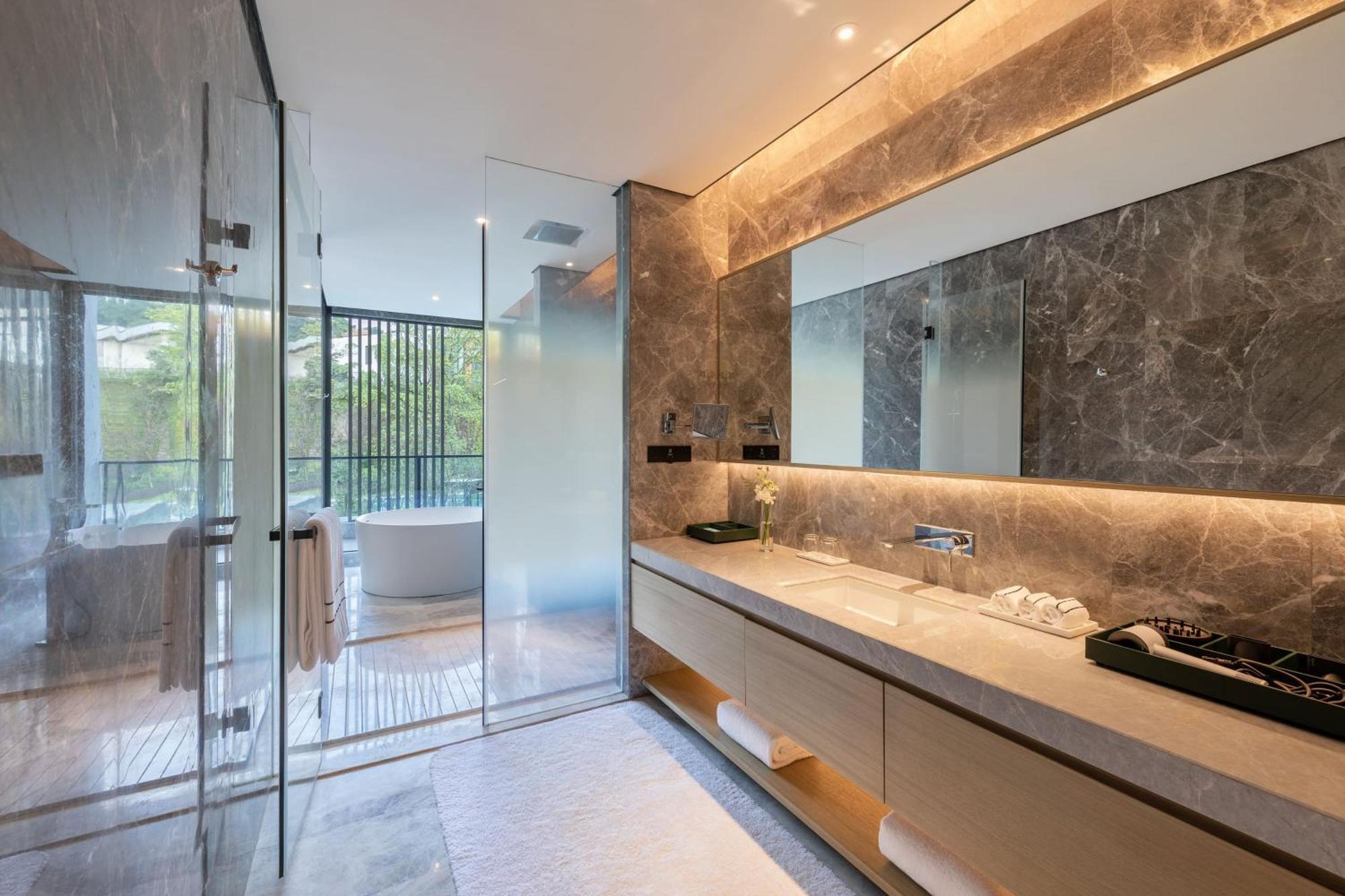 The Level Suite Lake View