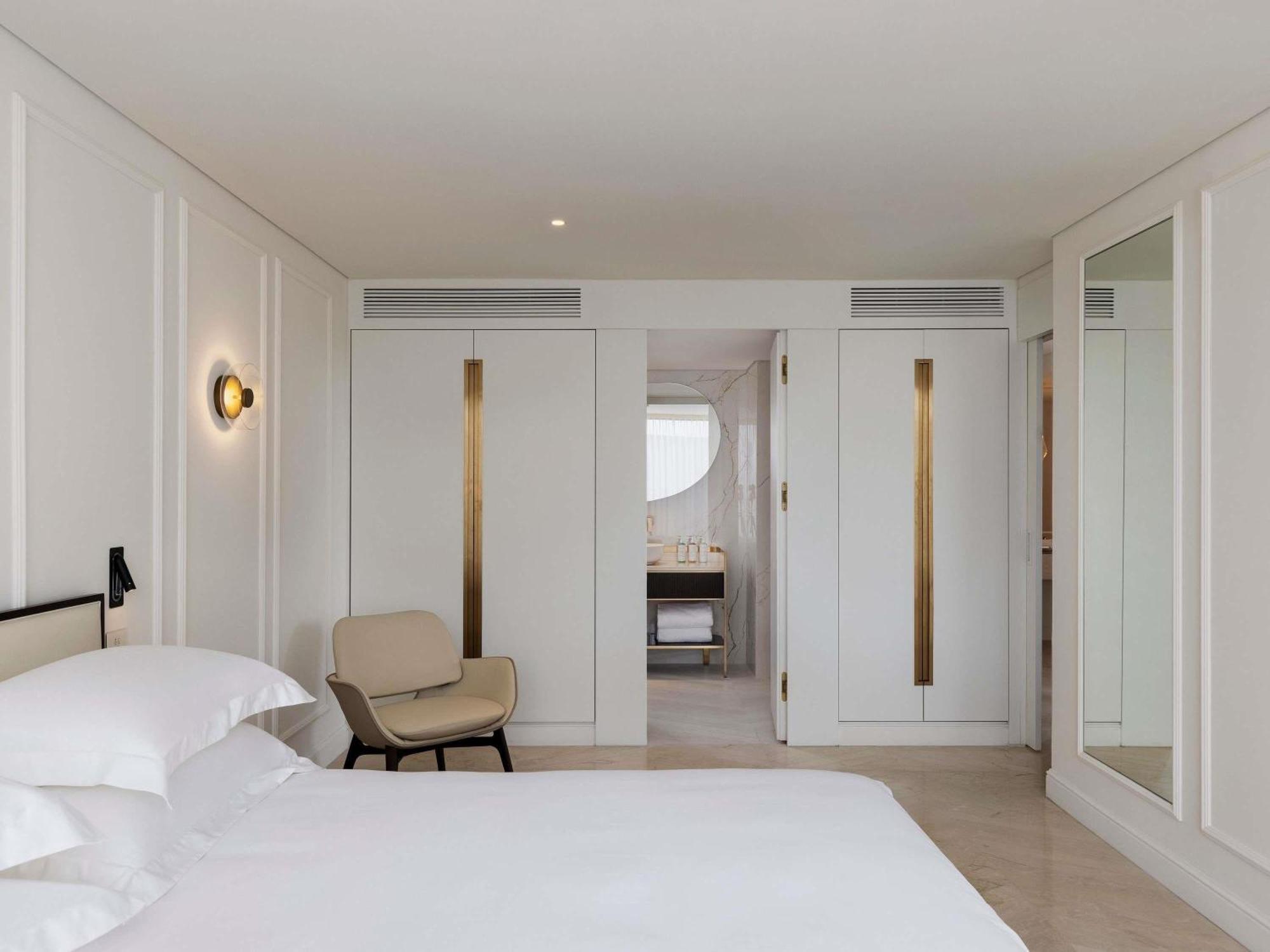 One Bedroom Suite One King Bed or Twin Beds Sofa Bed