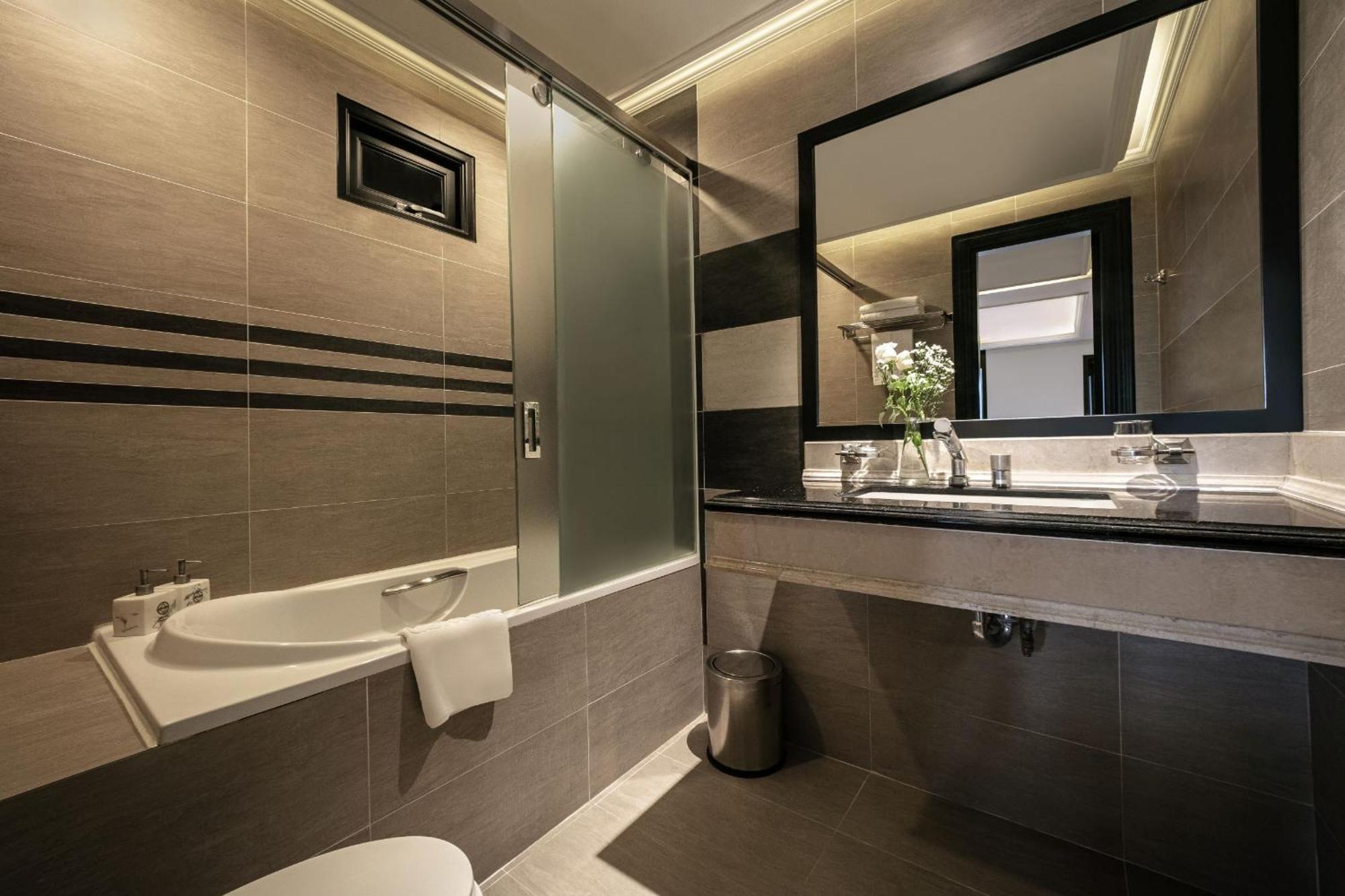 Deluxe Twin Room Bathtub No Window