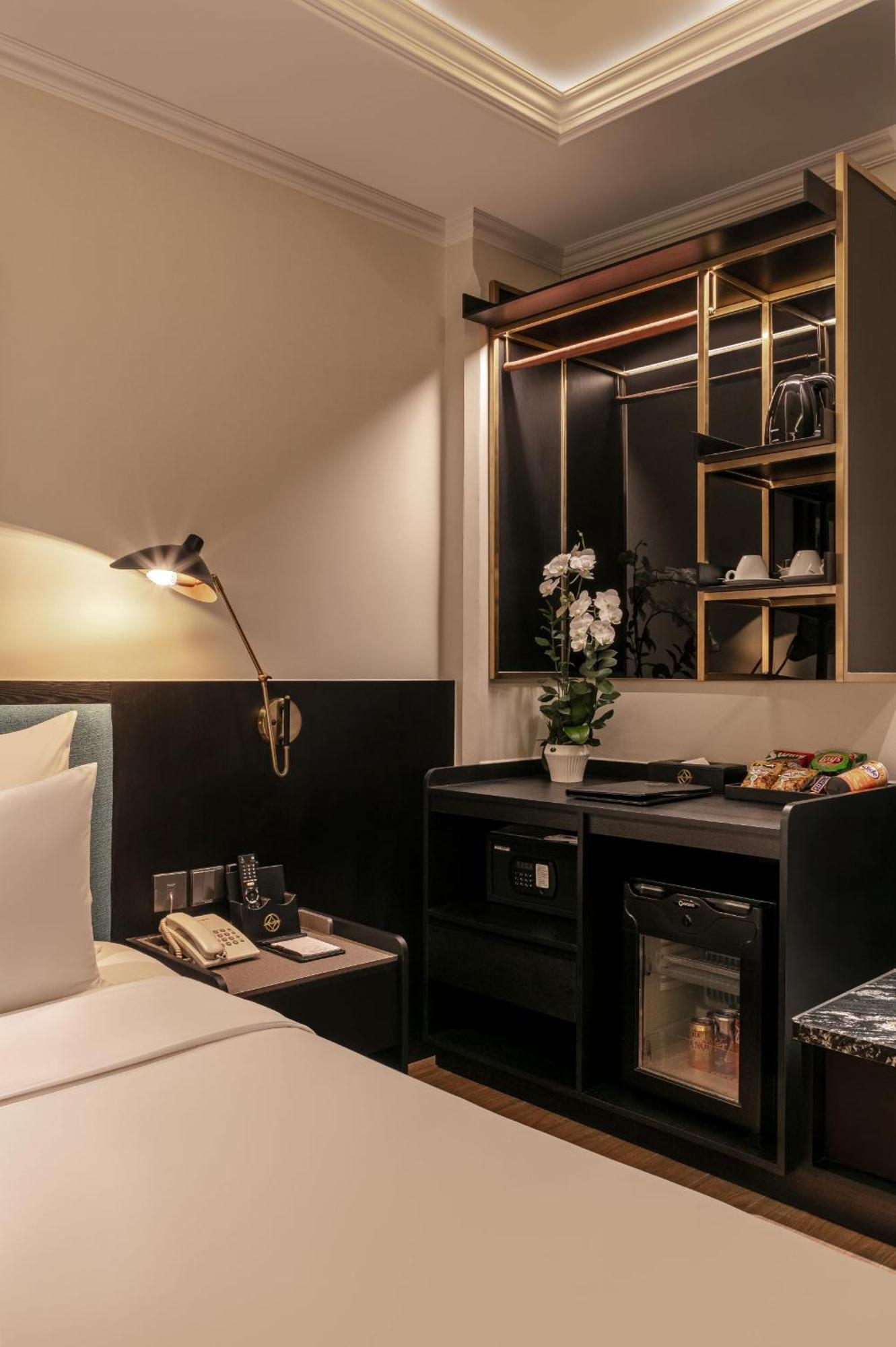 Deluxe Twin Room Bathtub No Window