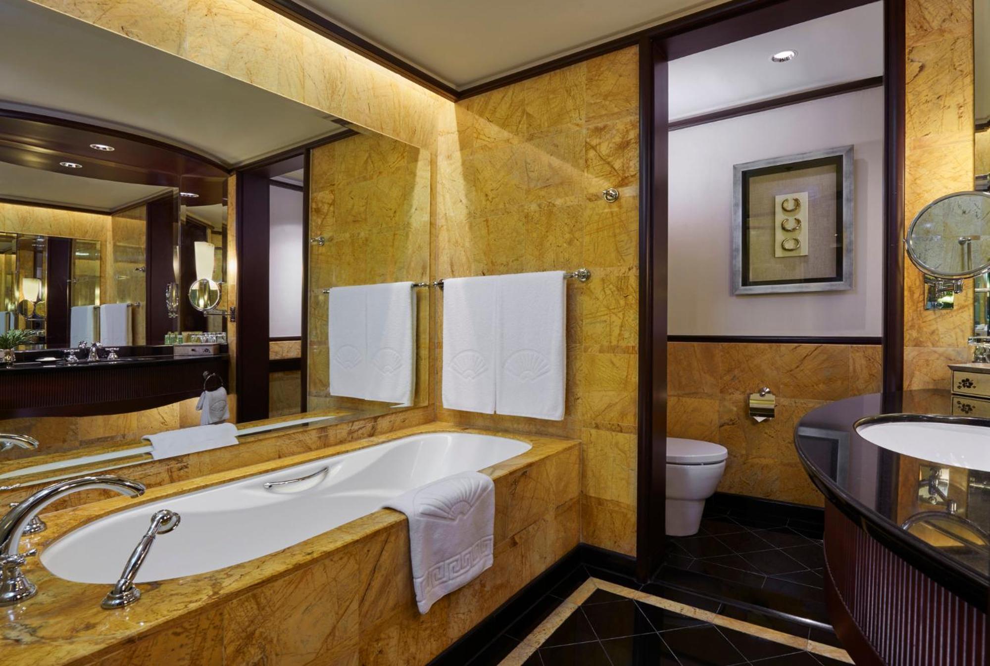 Deluxe King Room City View