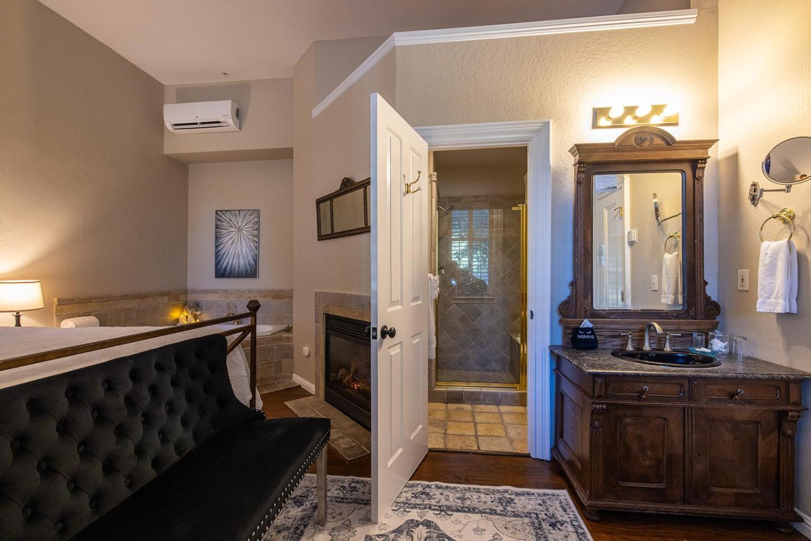 King Suite Spa Bath