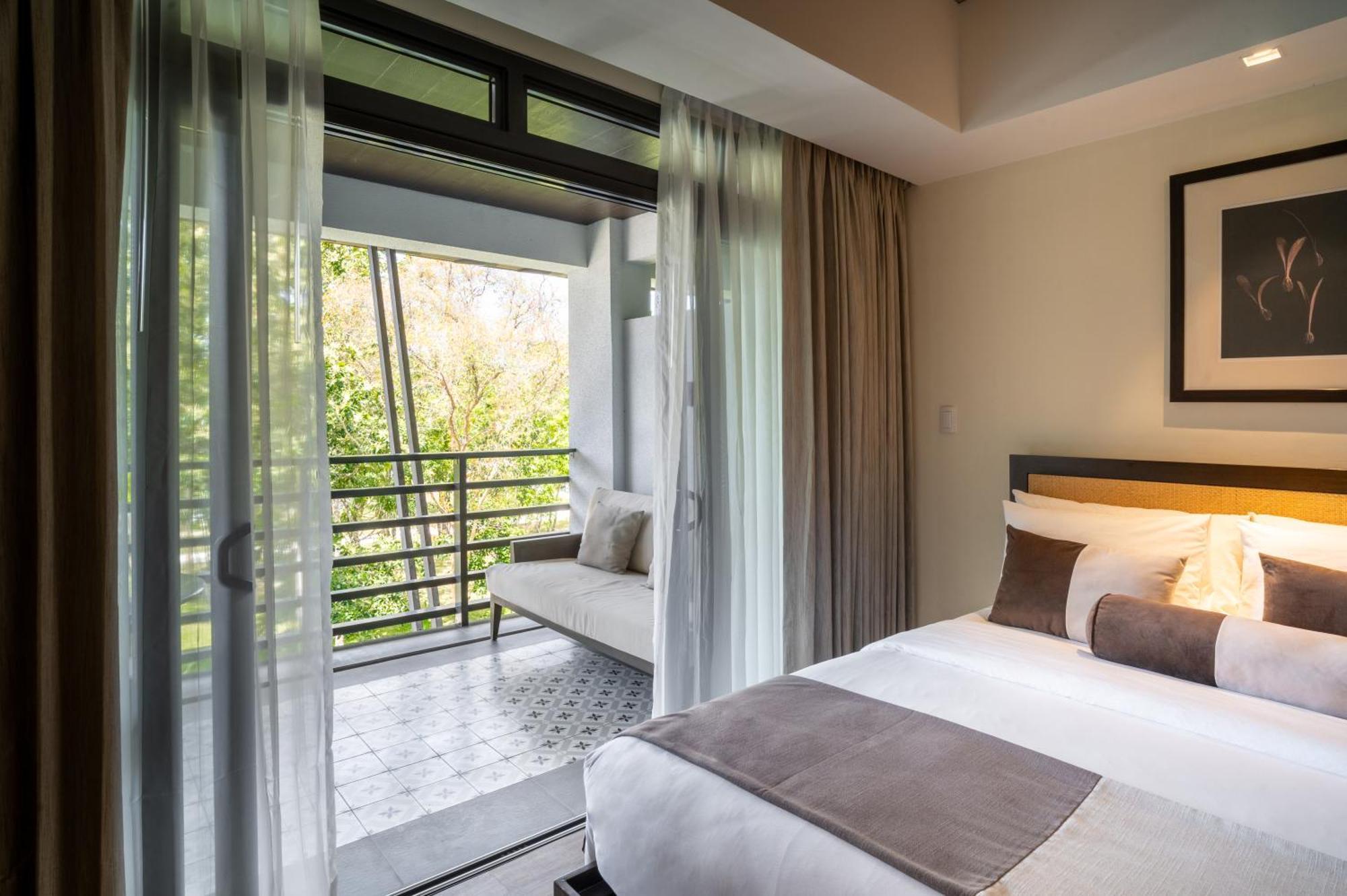 1 King Bed Standard Room Forest View