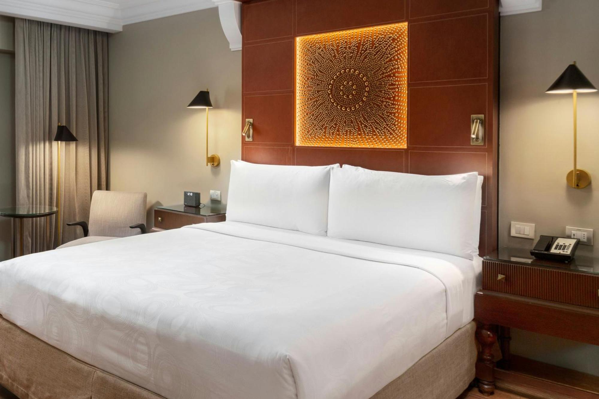 DELUXE ROOM 1 King Bed