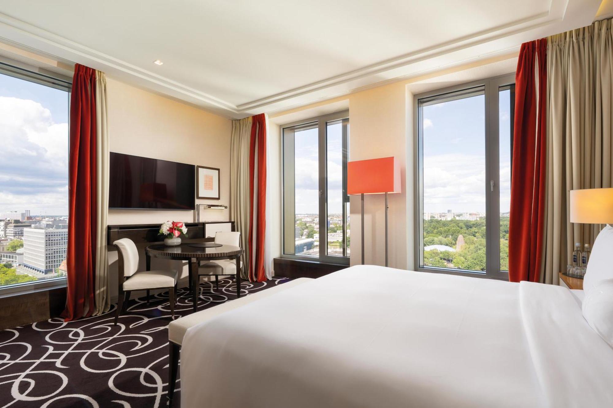 Deluxe King Room City View