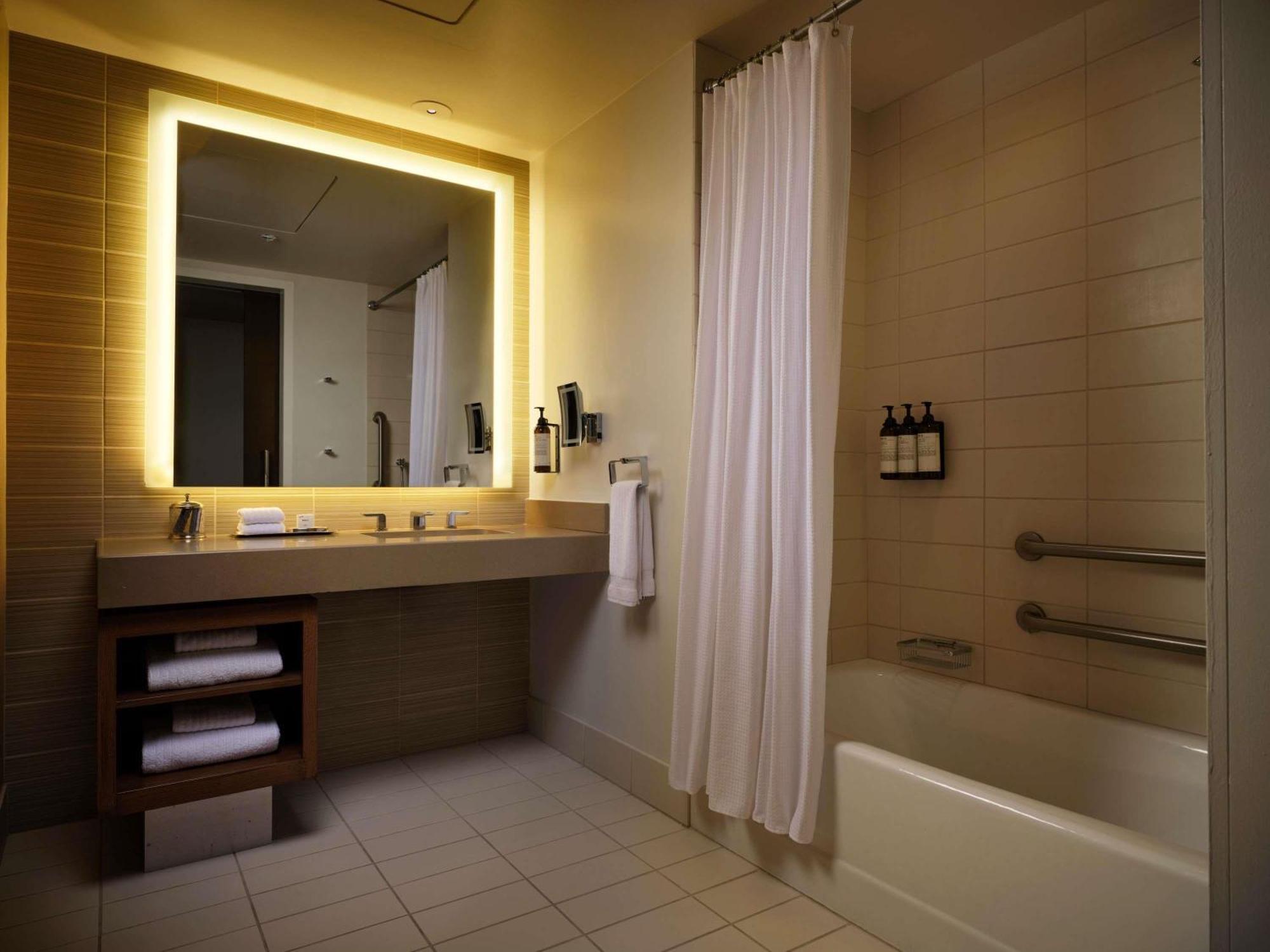 Fairmont King Accessible Tub Only