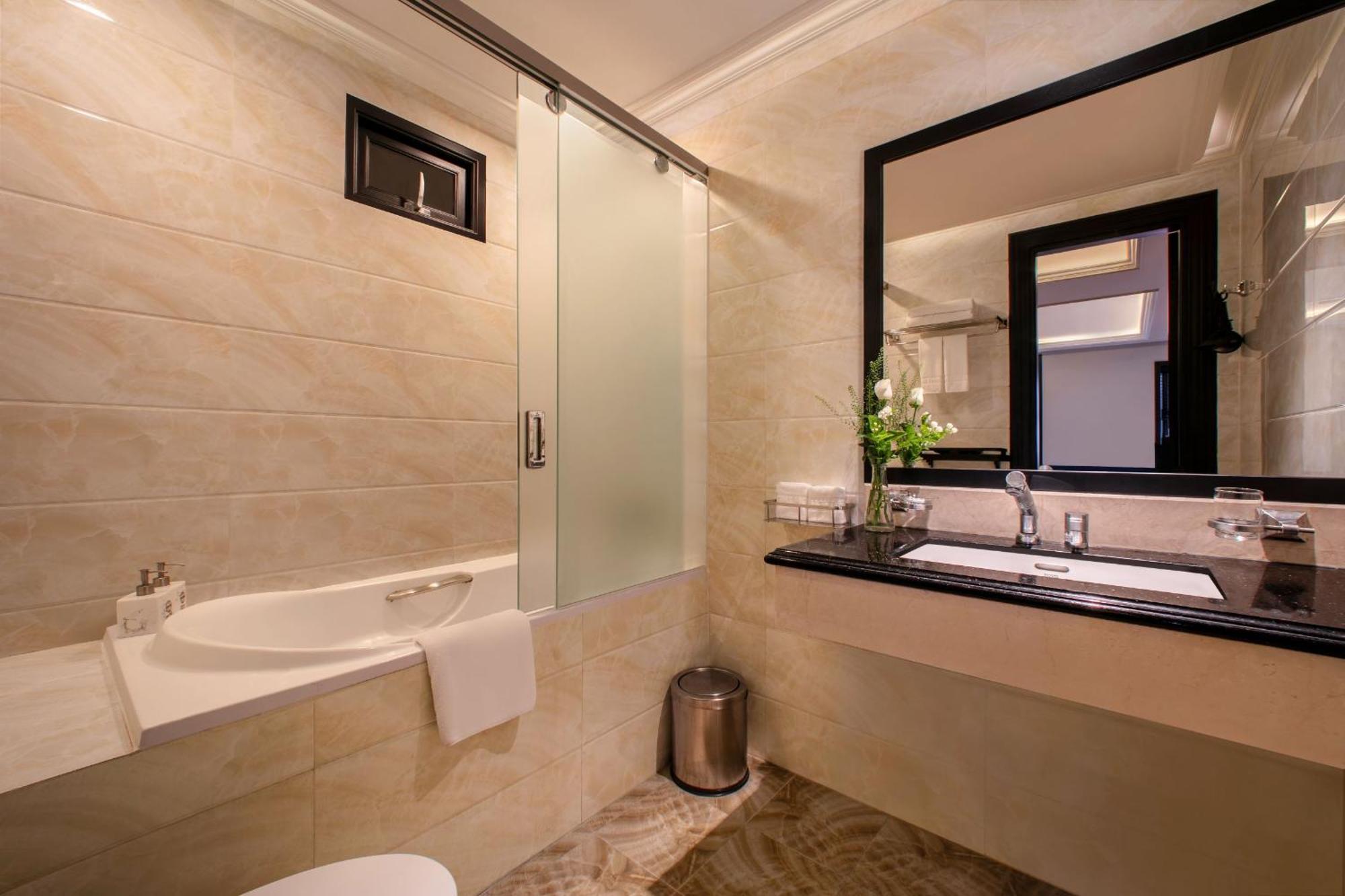 Deluxe Twin Room Bathtub No Window