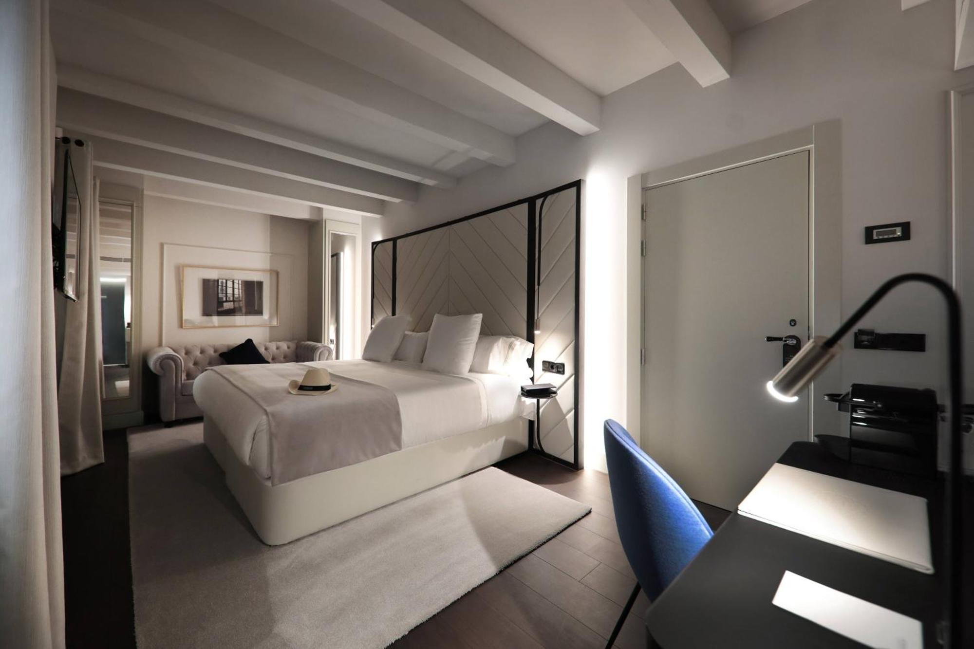 Singular Room