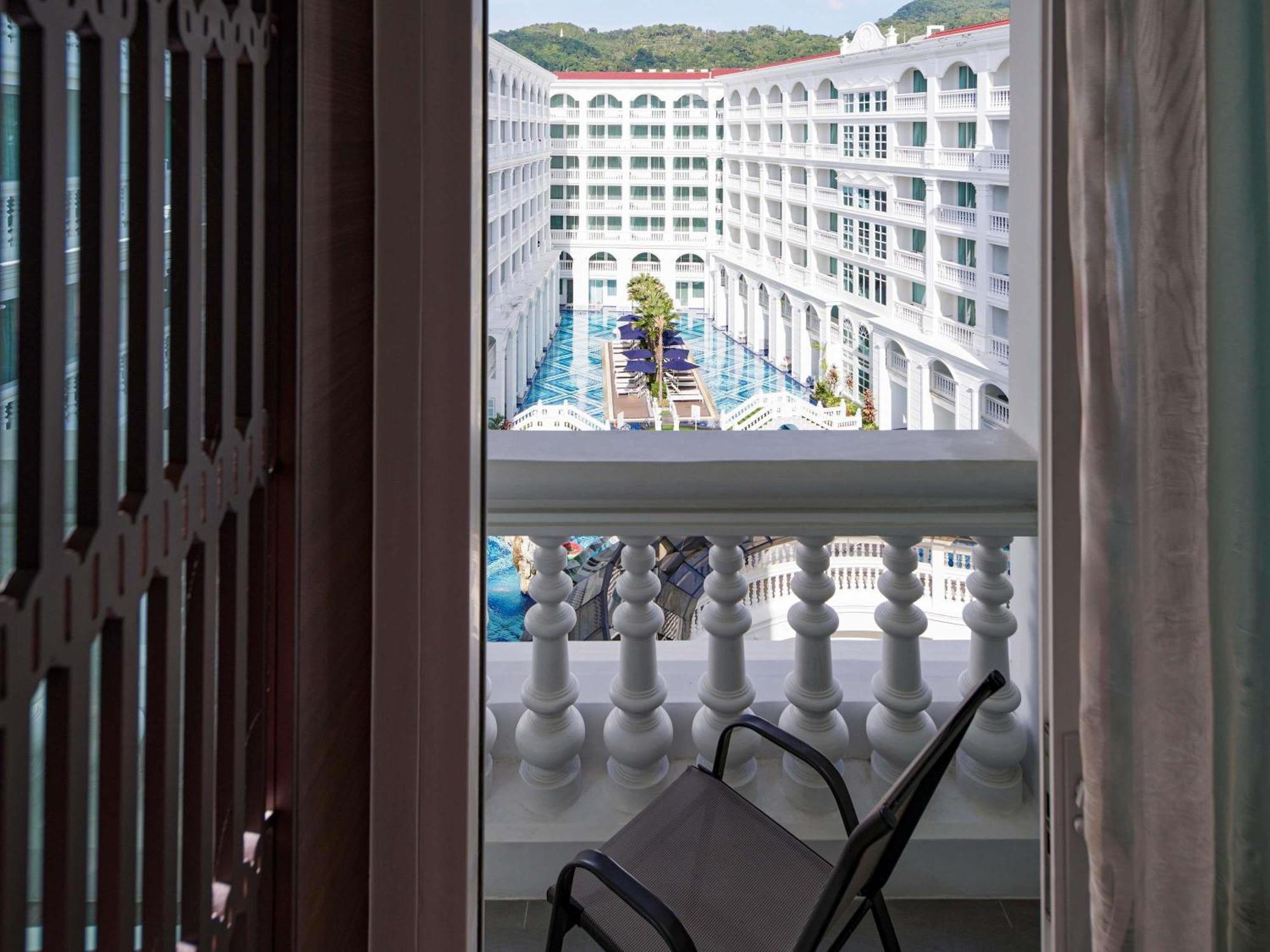 Deluxe King Room Pool View
