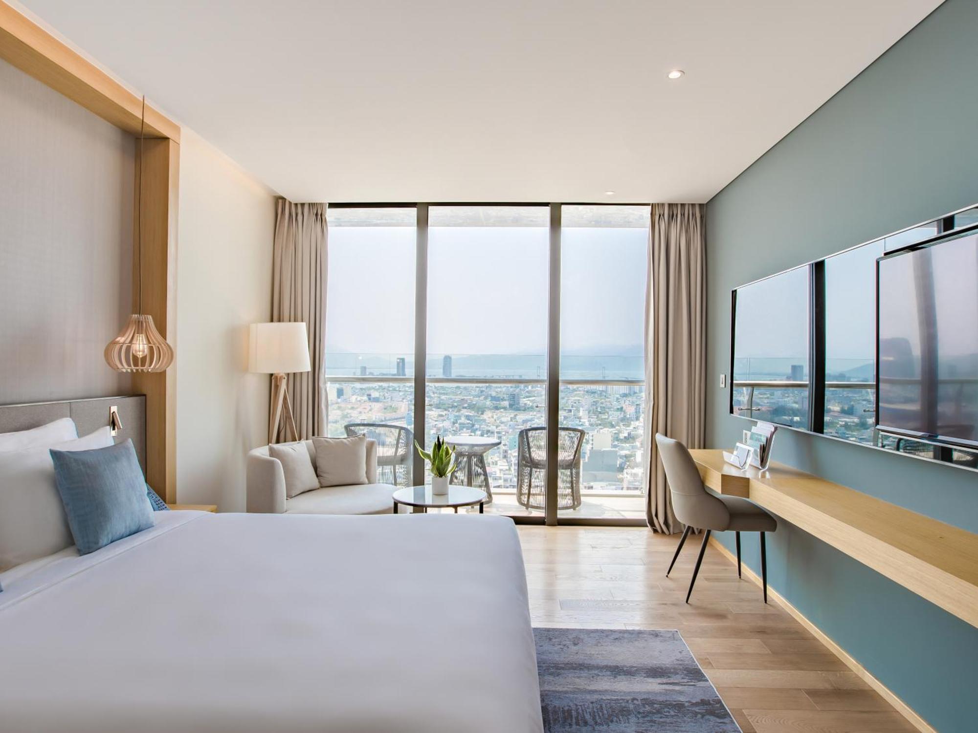 Superior King Room Balcony City View