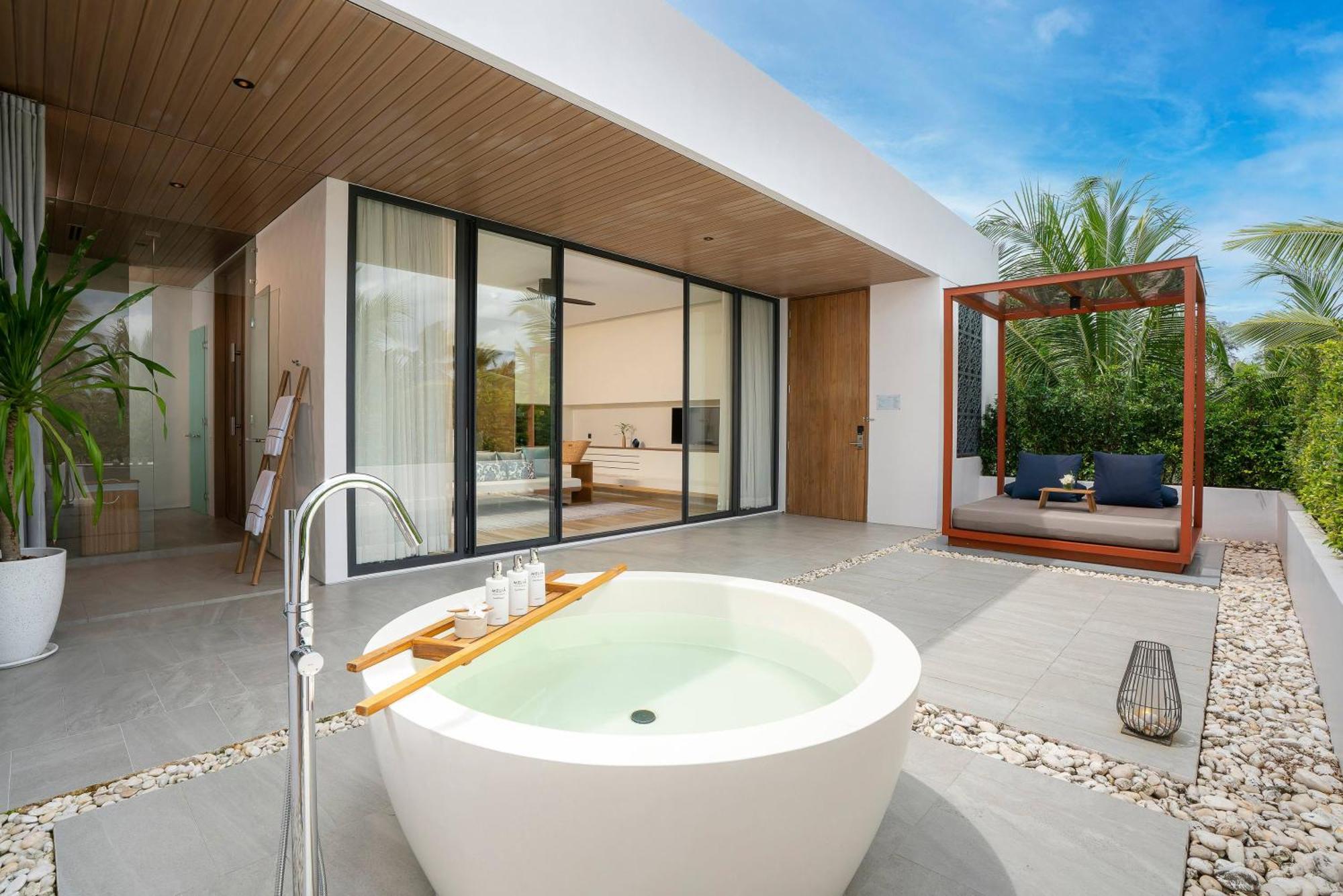 One-Bedroom Suite Outdoor Bathtub