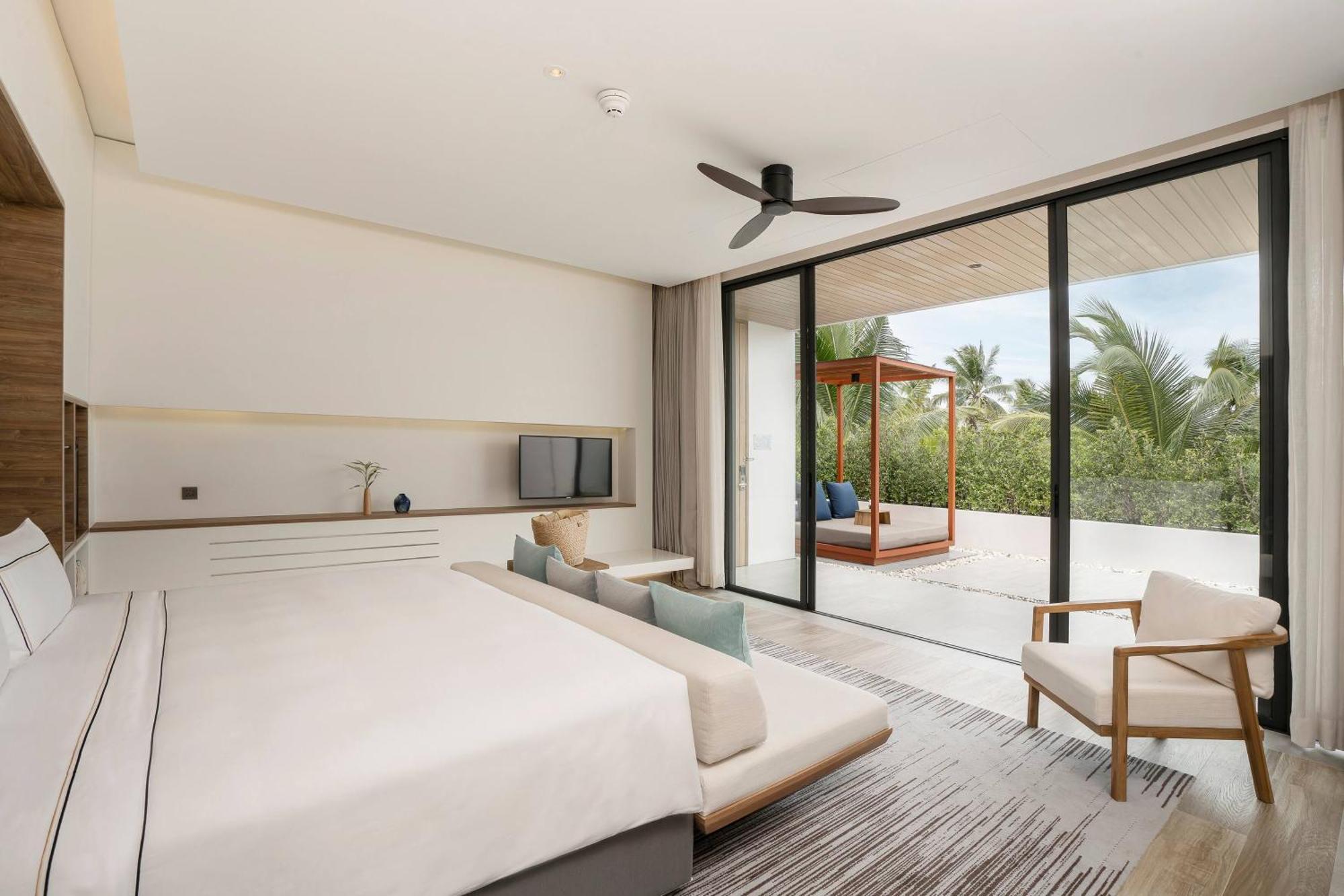 One-Bedroom Suite Outdoor Bathtub