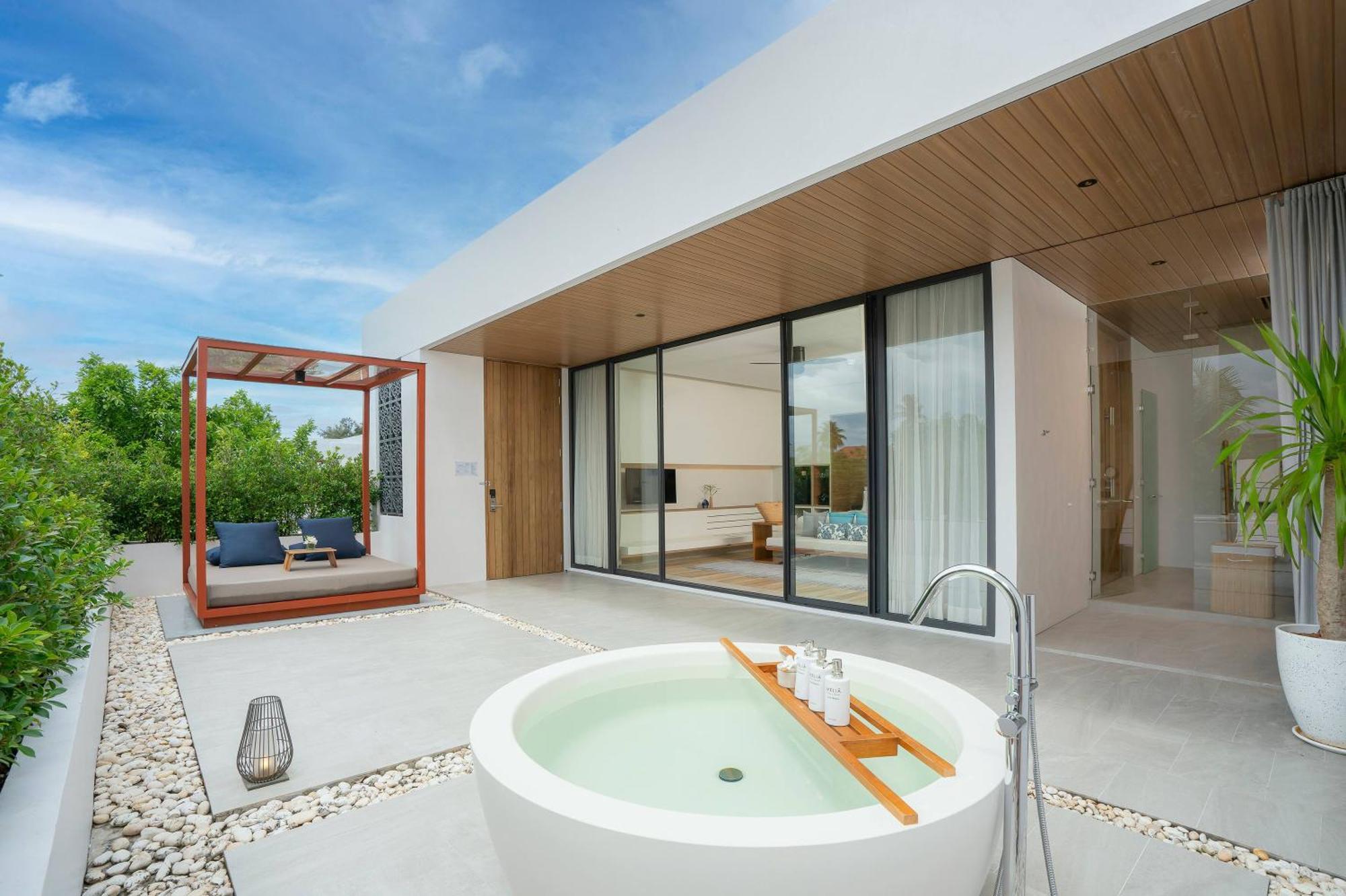 One-Bedroom Suite Outdoor Bathtub