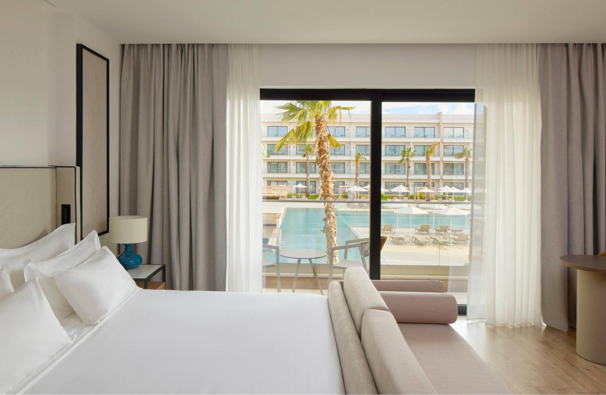 Deluxe Infinity Pool View