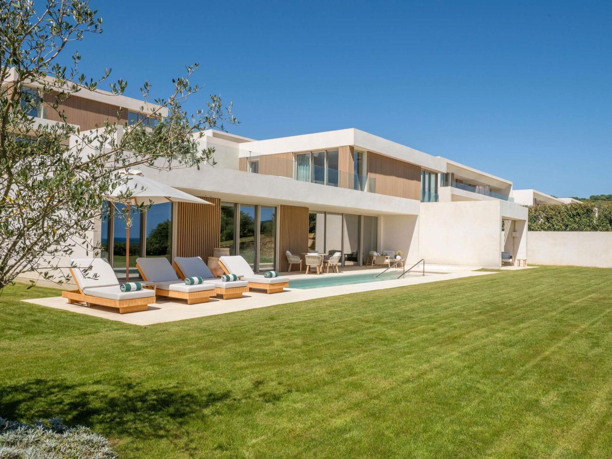 FAIRMONT POOL VIEW 2 Queen 56sm ideal families closer to the pool sofa large terrace