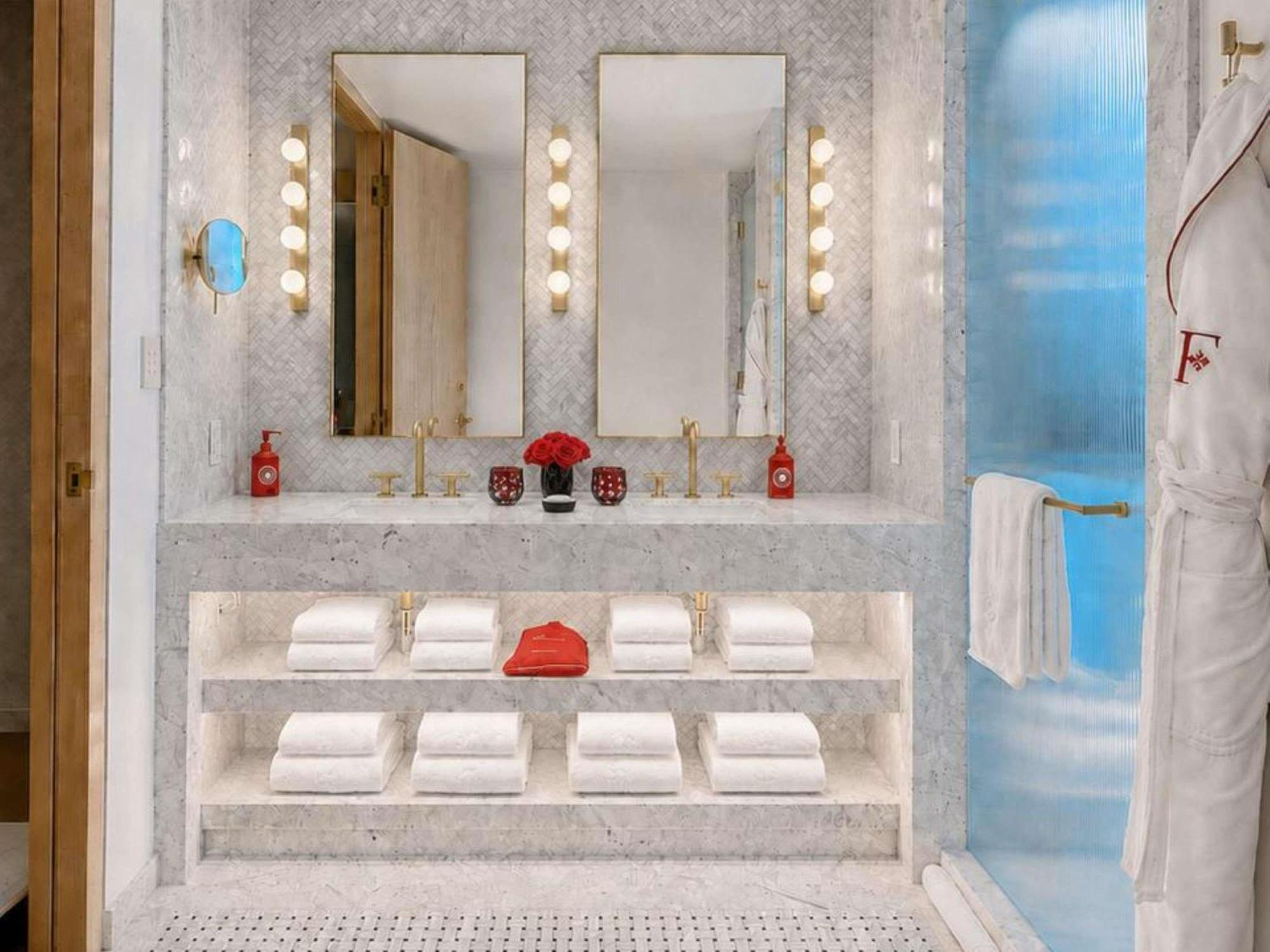 Hudson River Corner King Room