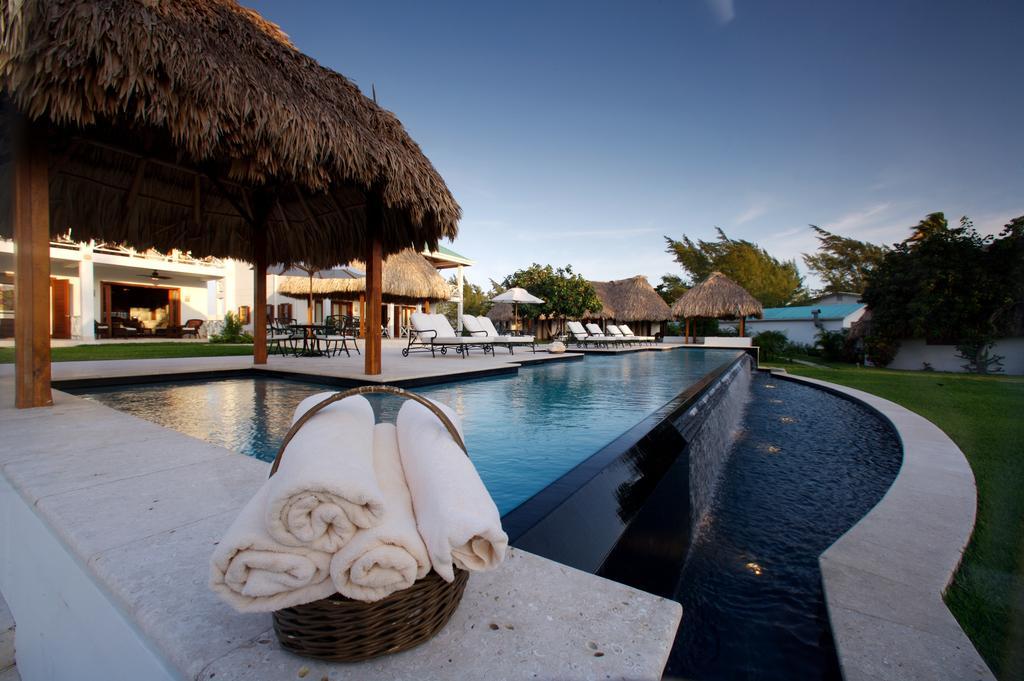 Habitación con cama extragrande y vistas a la piscina