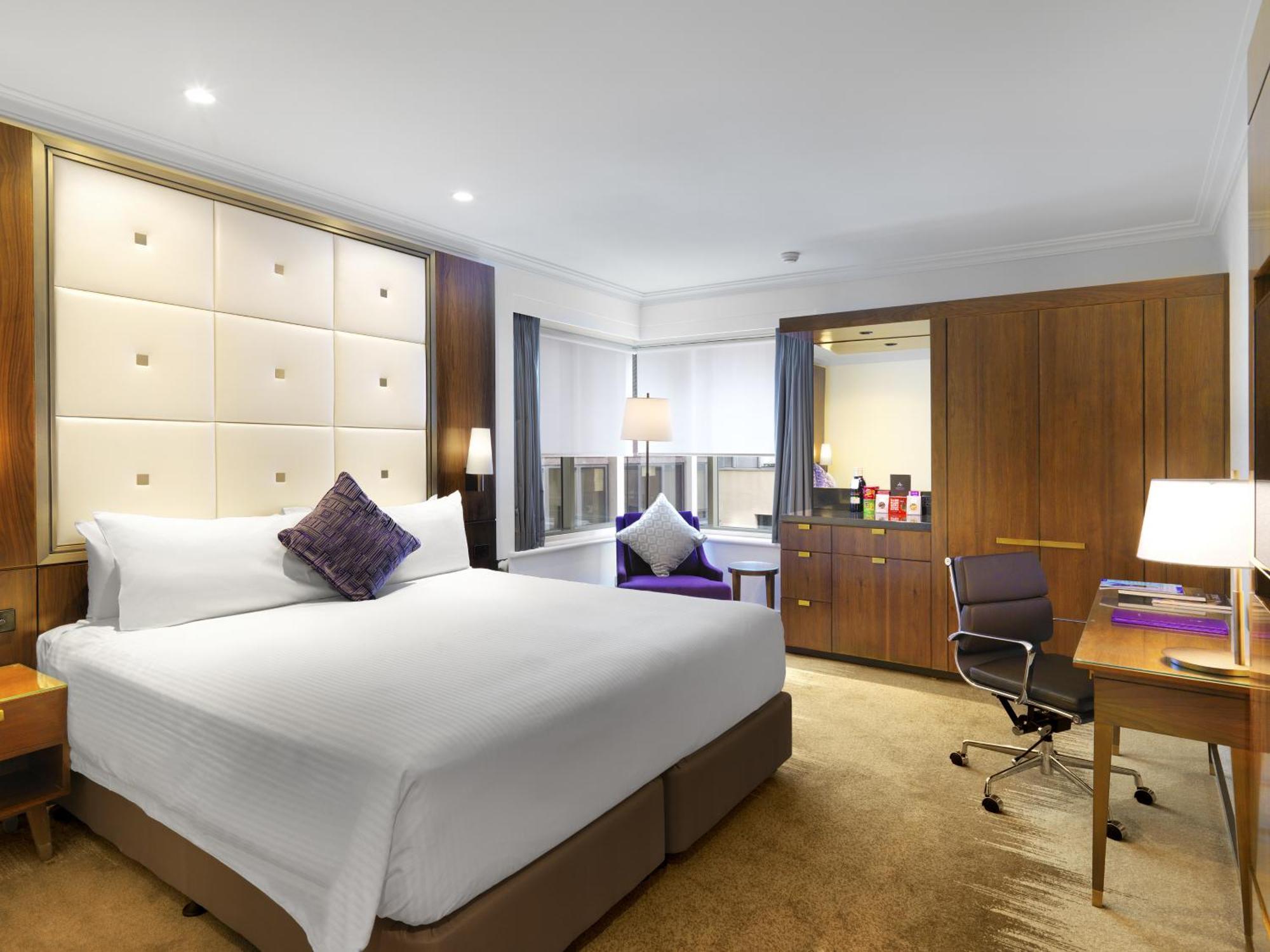 Deluxe Corner King Room