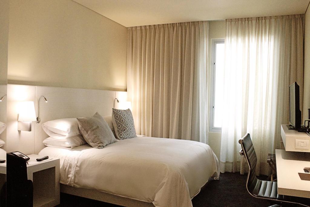 Habitación con cama grande