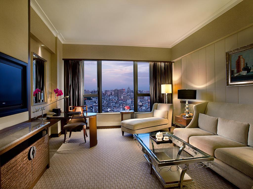 Junior King Suite with Privilege Benefit