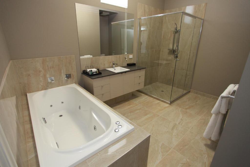 Deluxe Suite with Spa Bath - No.9