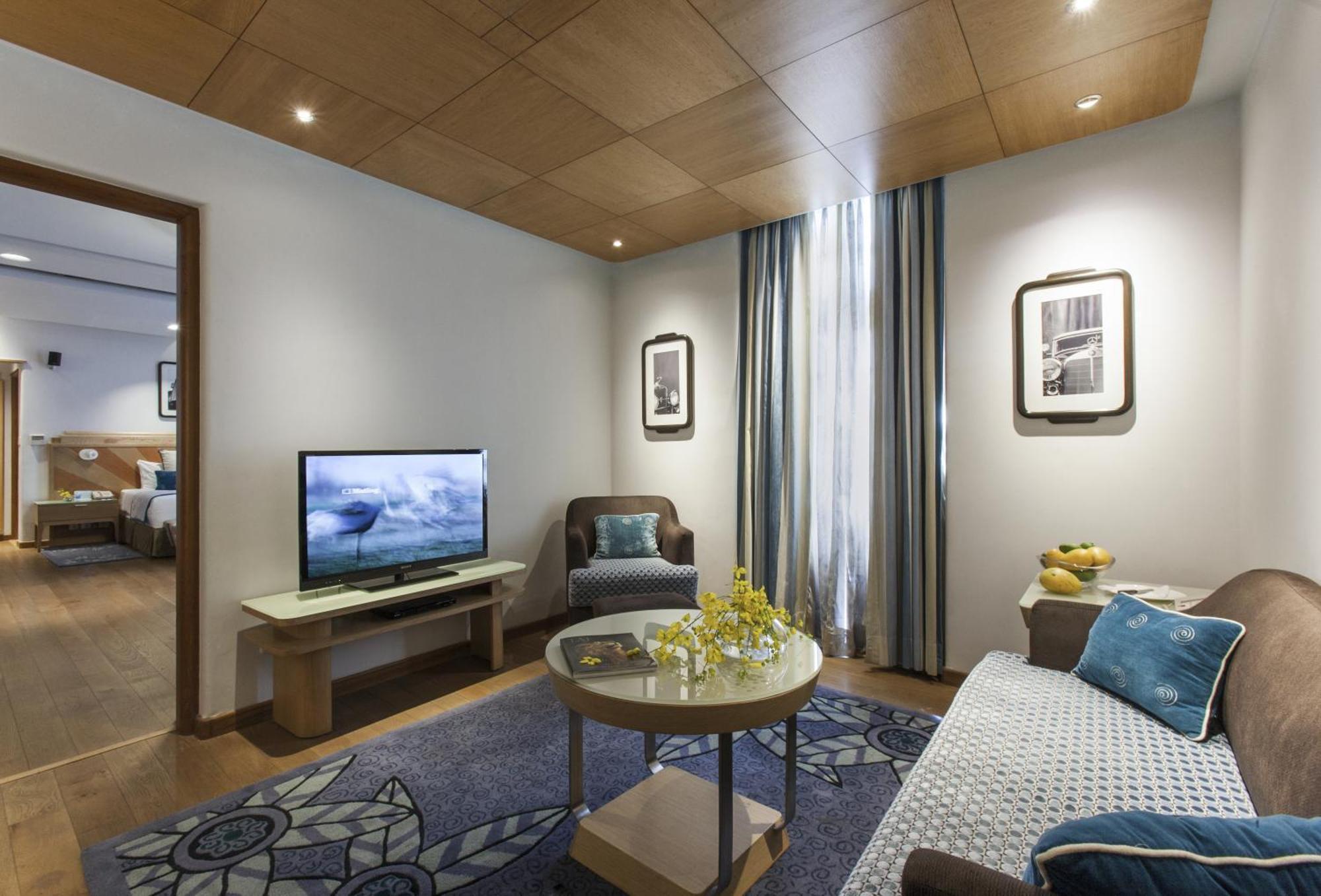 Deluxe Suite Double Bed with 1 way Transfer, Breakfast, 15% off on Food and Soft Beverages, Happy Hours (Buy 1 & Get 1) on select menu at InSomnia