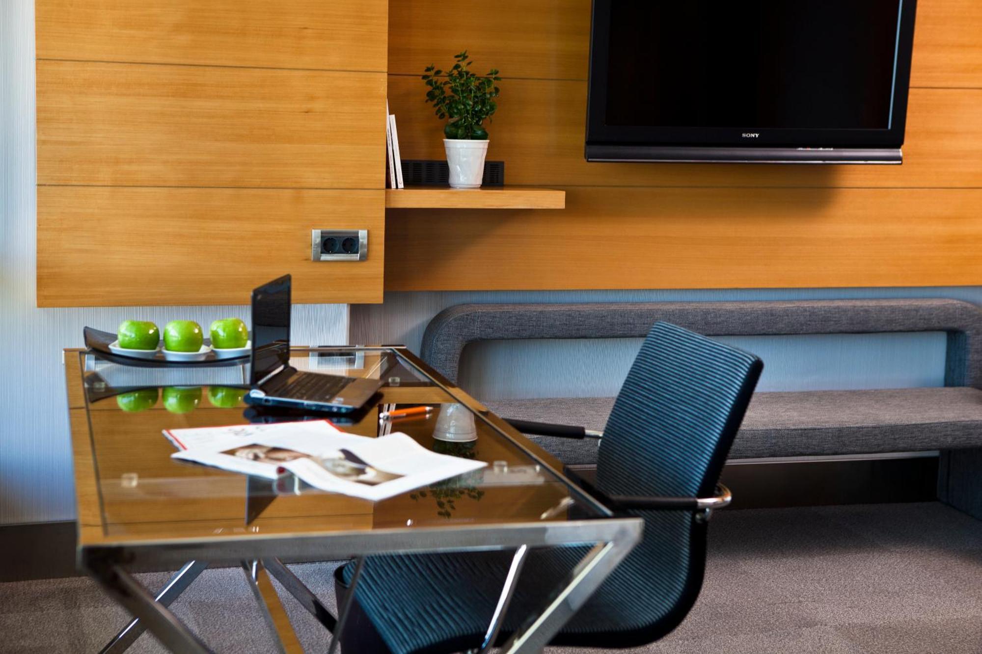 Executive Junior Suite  with Access to Executive Lounge,643493283:JPEG