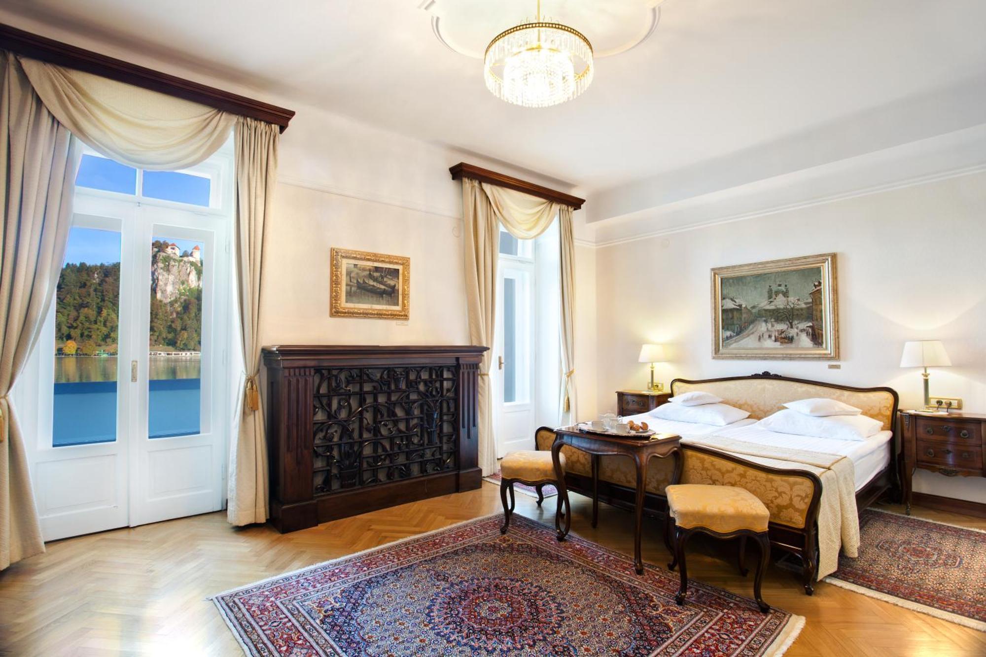 Deluxe Suite with Balcony and Lake View,1212953863:JPEG