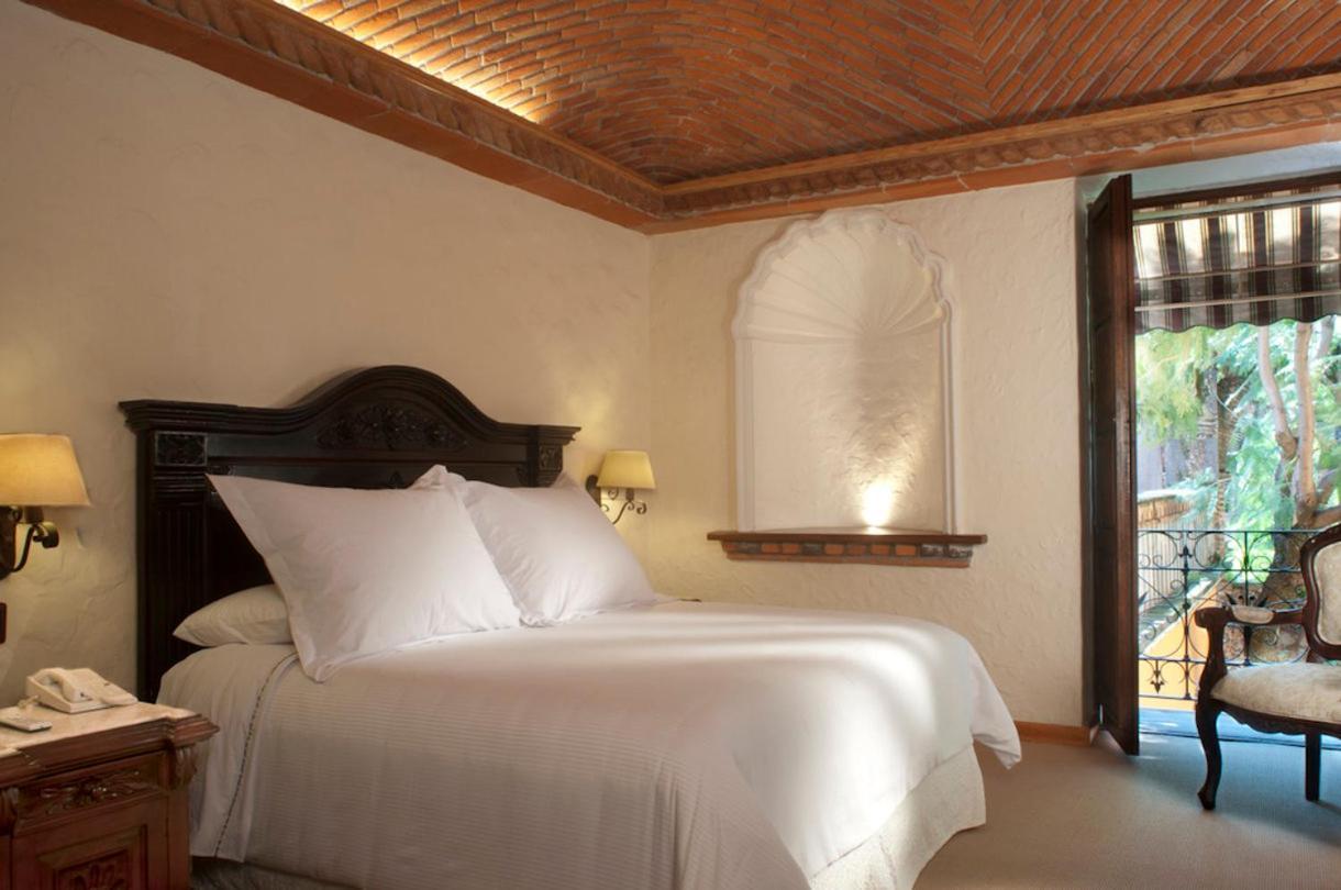 Habitación con cama extragrande.
