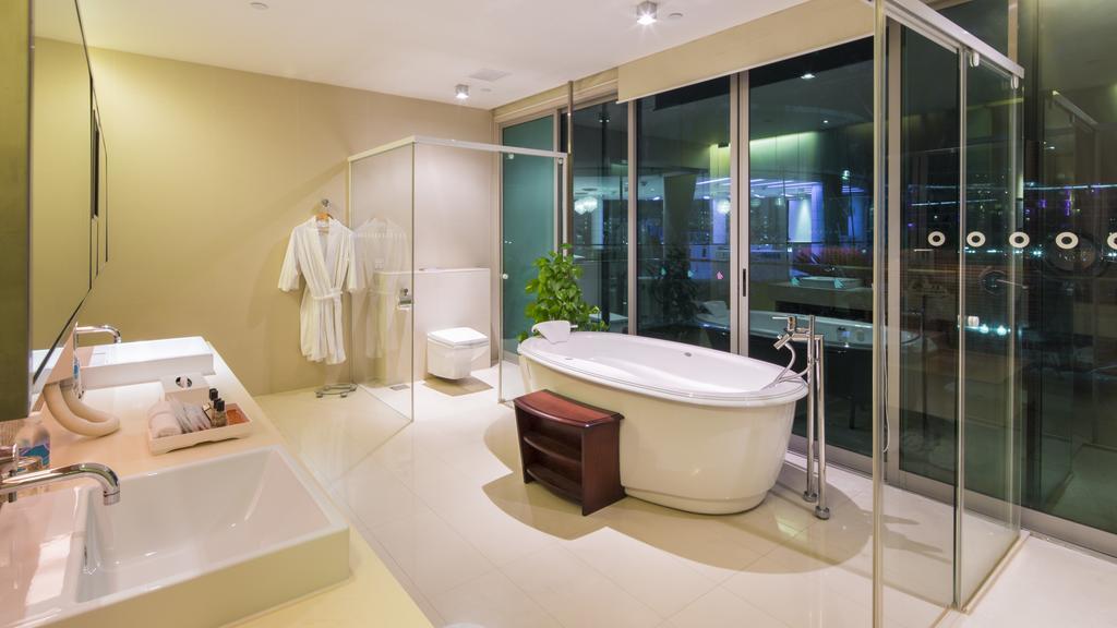Monte Carlo 2 Suite Room