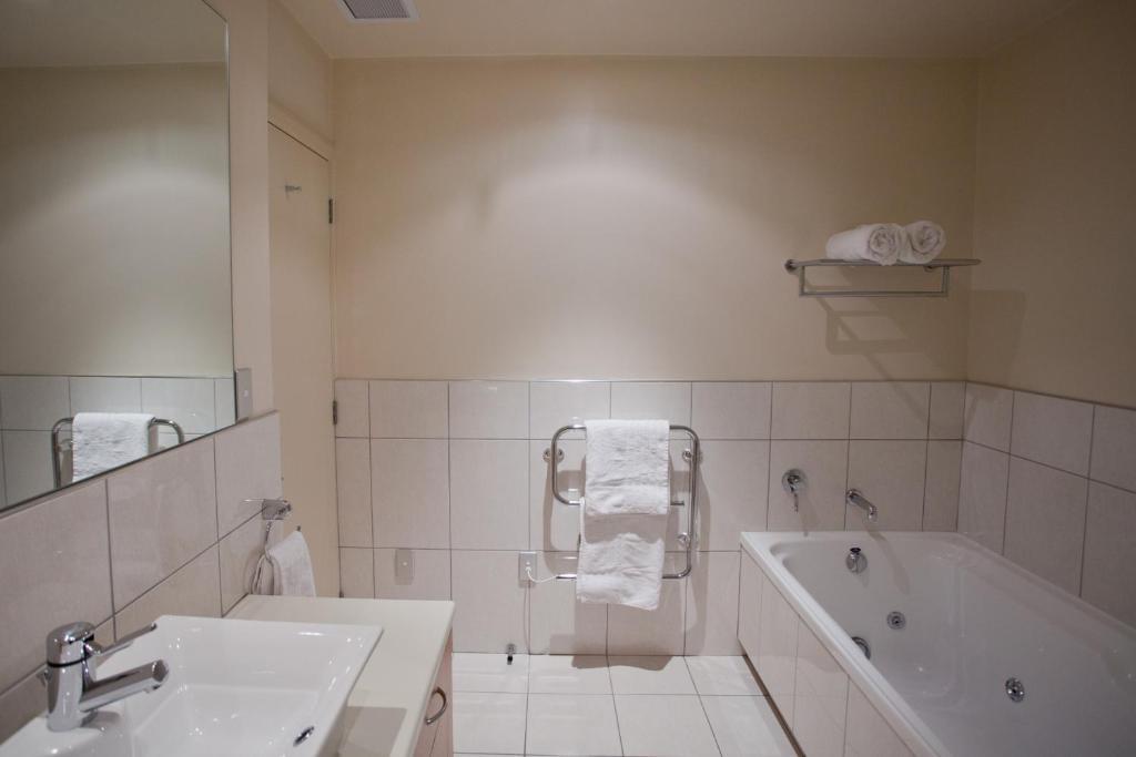 Deluxe Two-Bedroom Apartment,33699301:JPEG