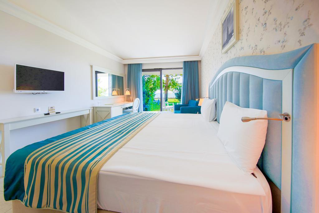 Habitación con cama grande y vistas al mar