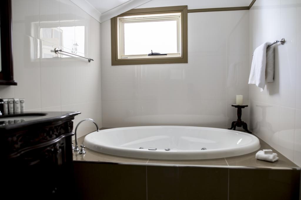 King Suite Spa Bath