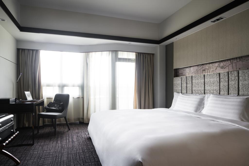 Superior King Room City View