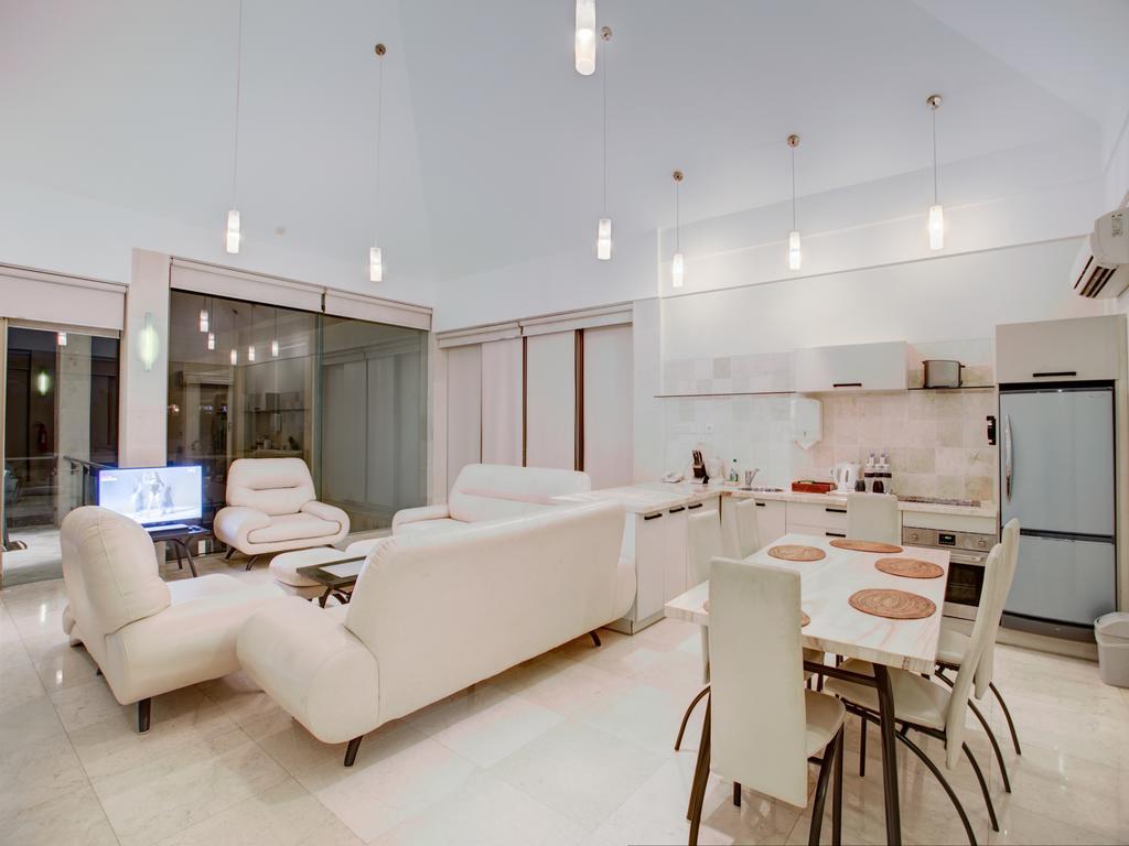 Three-Bedroom Suite with Well Equipped - Kitchenette
